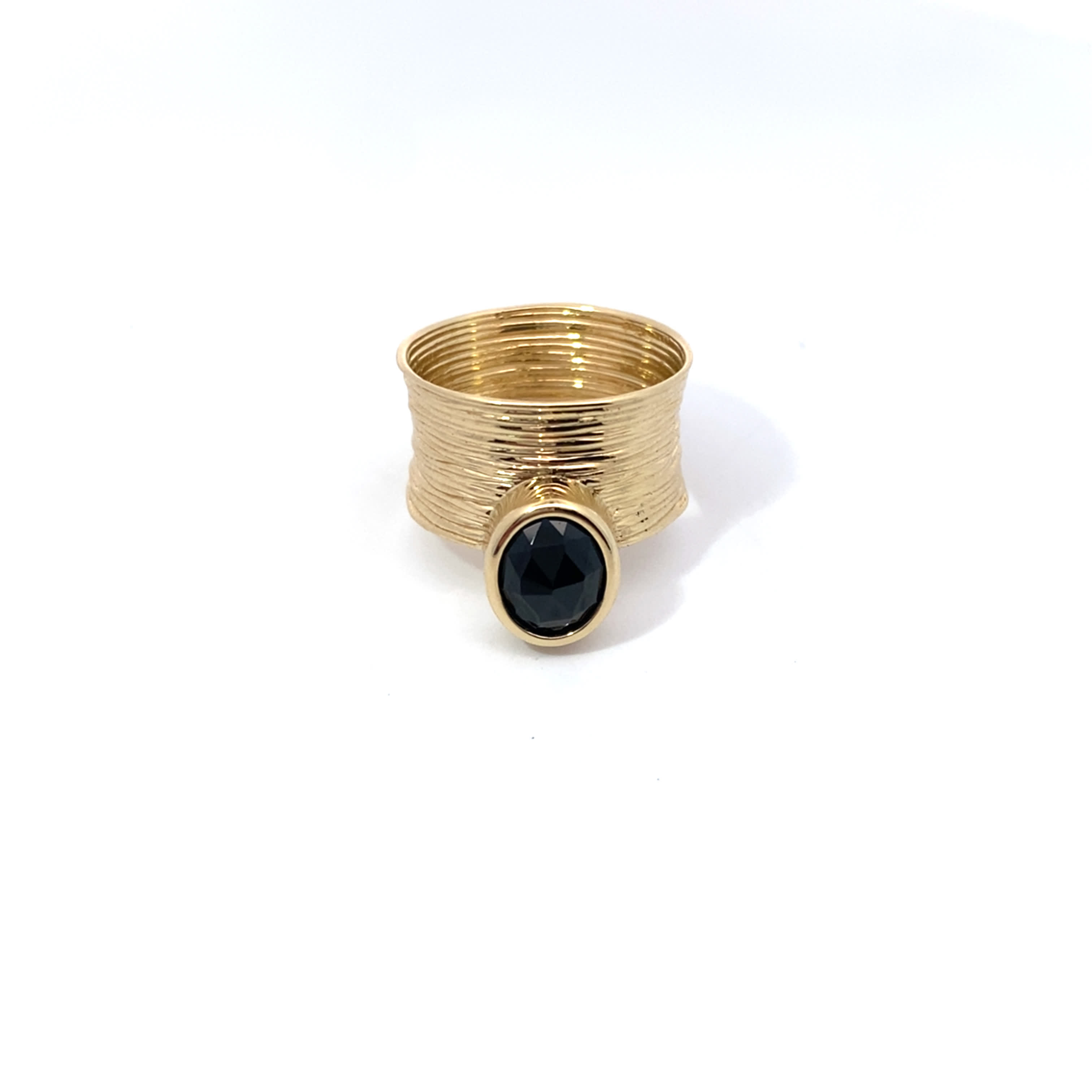 Pierścionek koktajlowy z żółtego złota z okrągłym kaboszonem onyksu