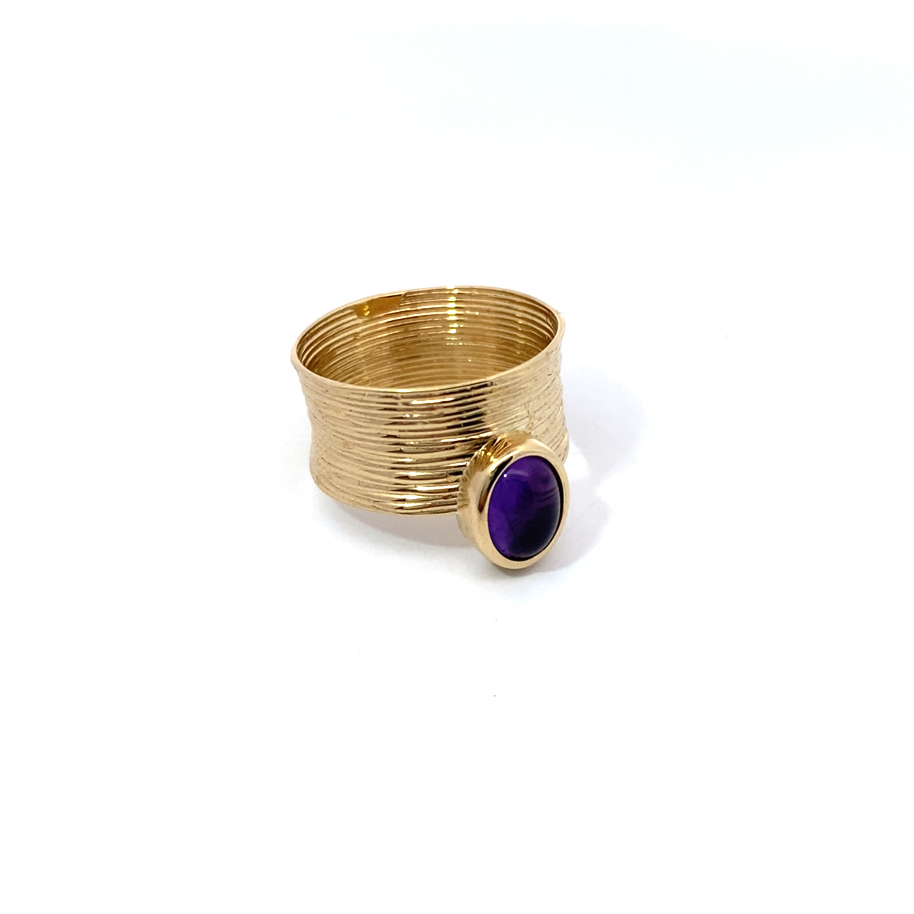Pierścionek koktajlowy z żółtego złota z ametystem w kształcie kaboszonu