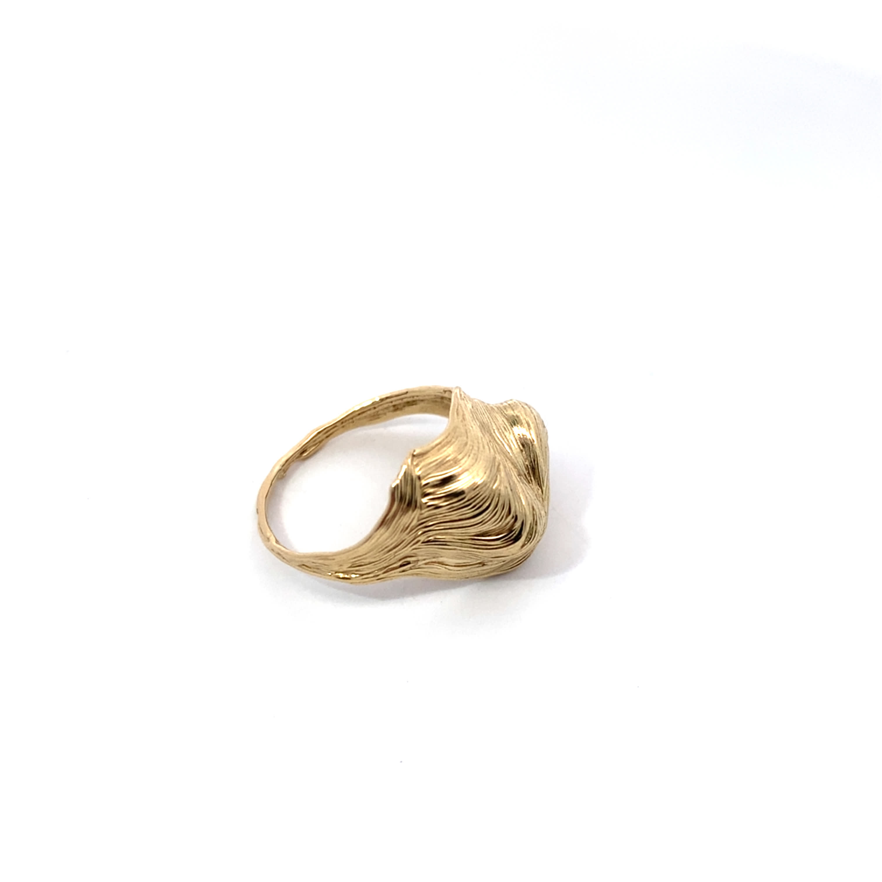 Rzeźbiarski pierścionek z żółtego złota