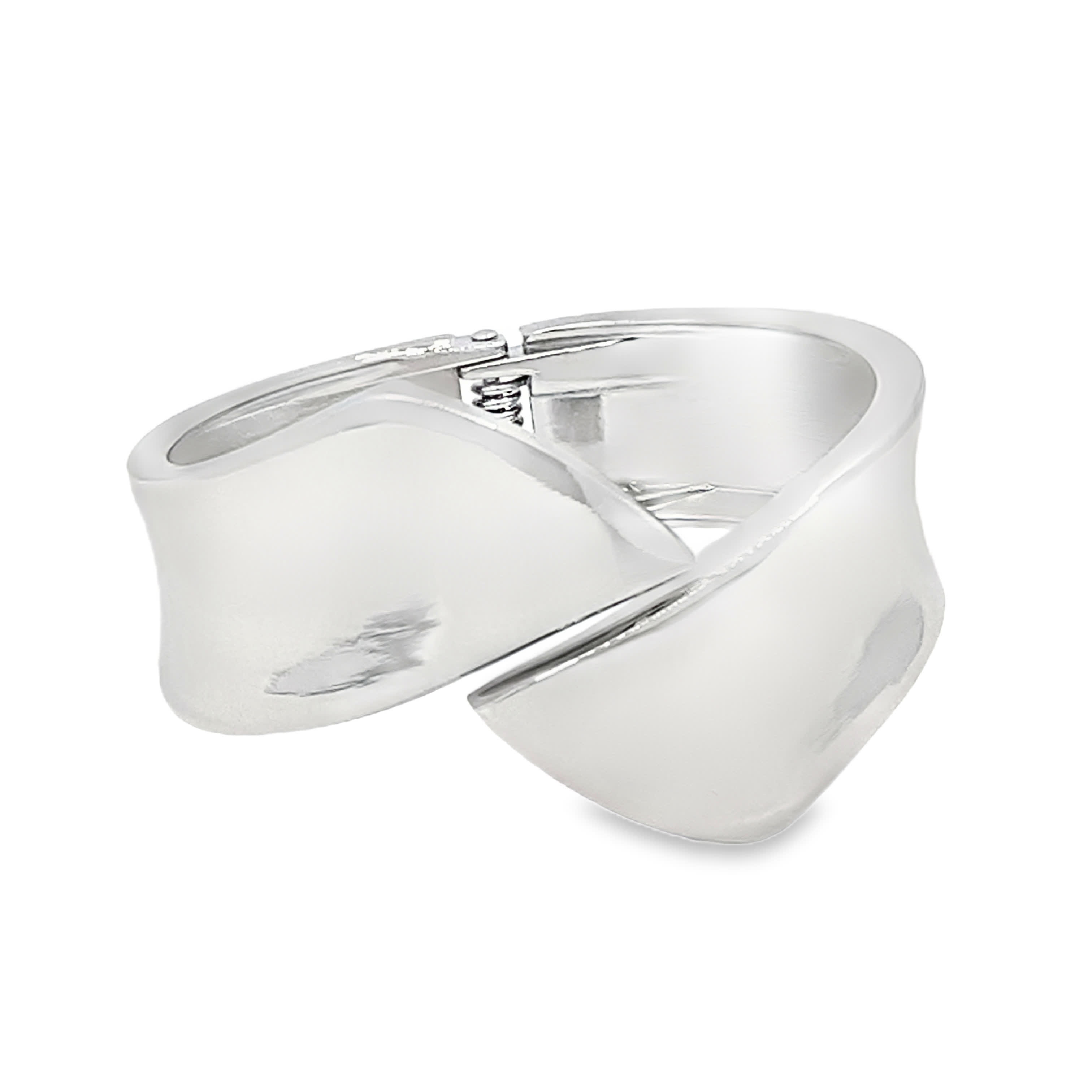 Modernistyczna srebrzona bransoletka typu bangle w wykończeniu z białej stali