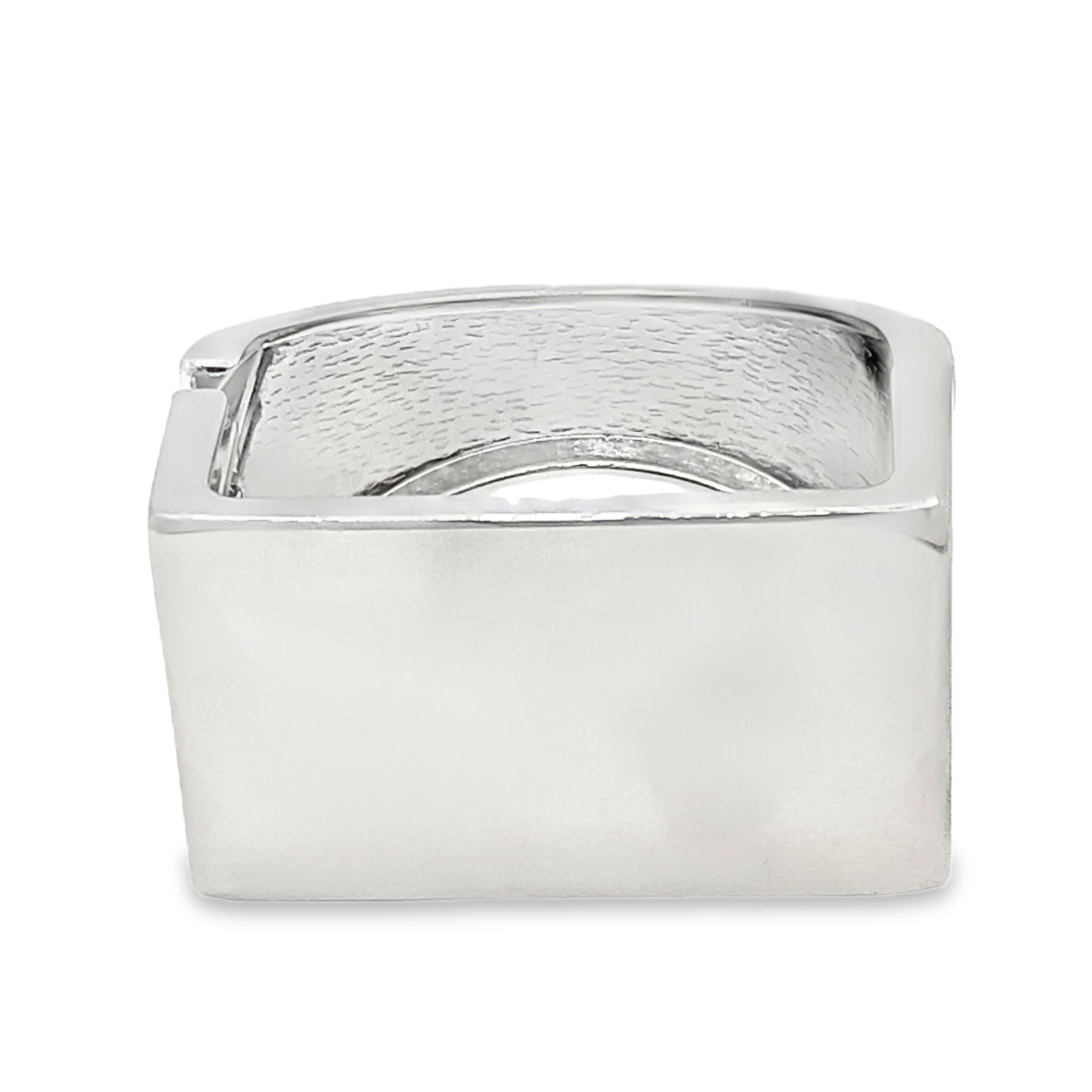 Nowoczesna bransoletka typu bangle