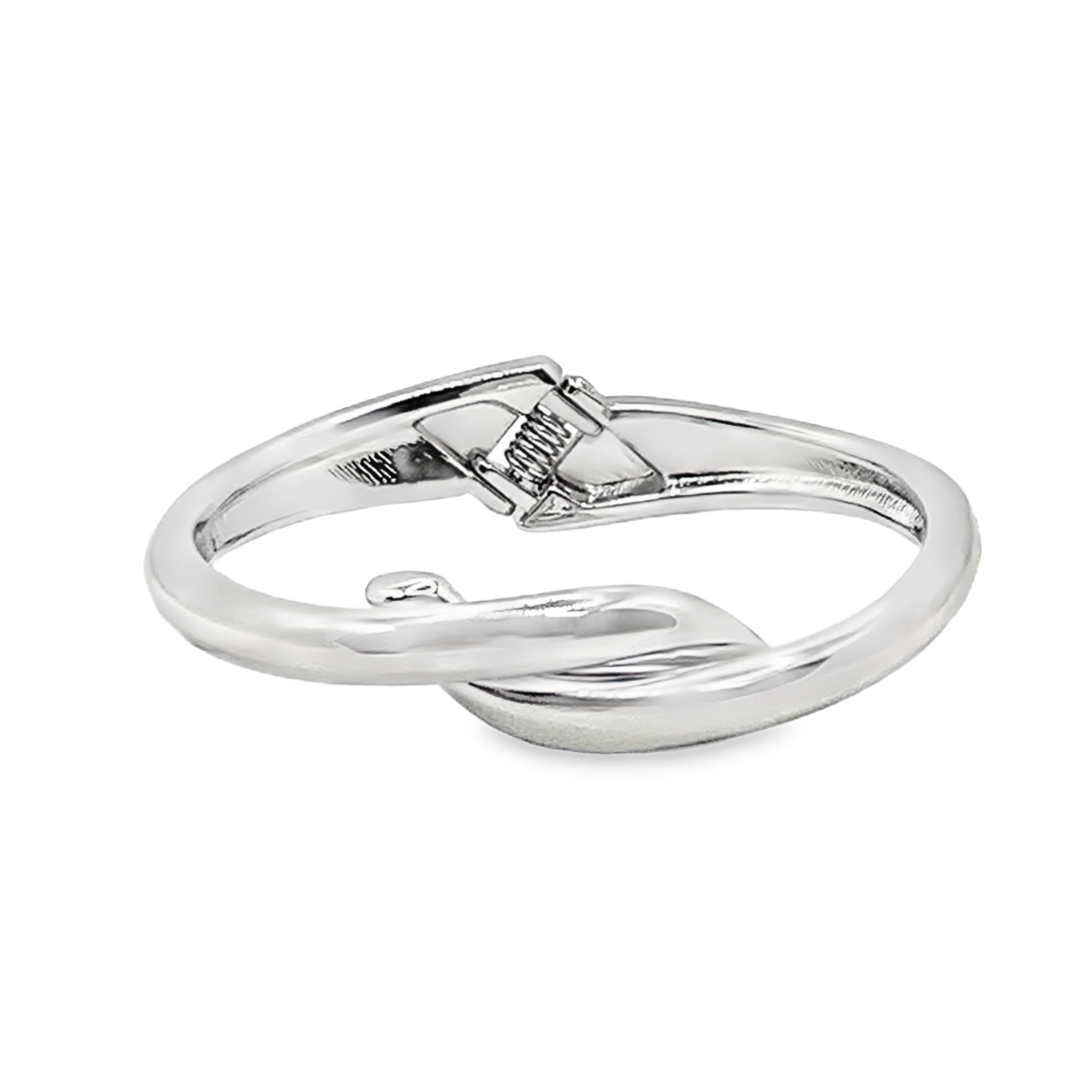 Nowoczesna srebrna bransoletka typu bangle w wykończeniu z białego złota