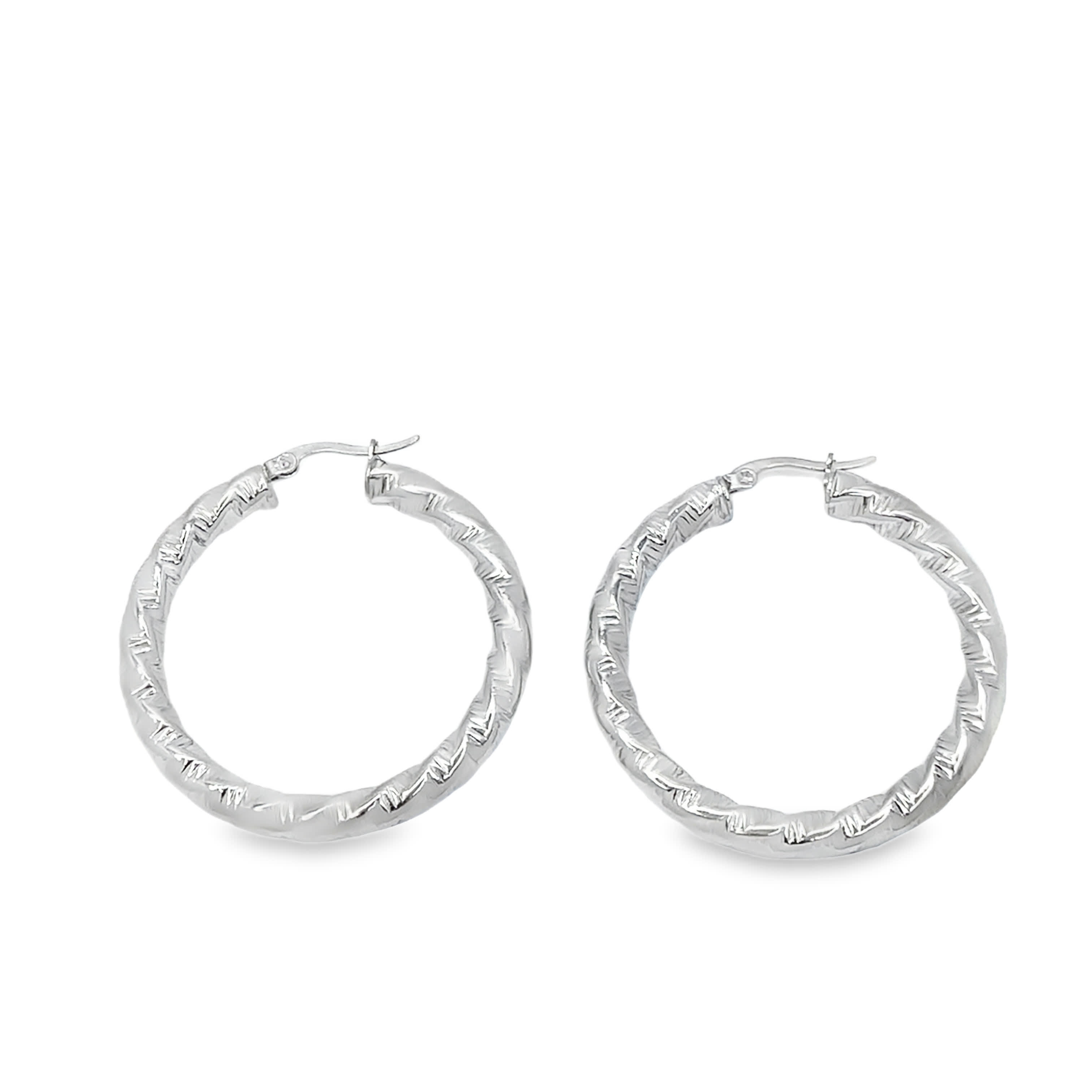 Teksturowane kolczyki koła ze srebra w wykończeniu z białego złota