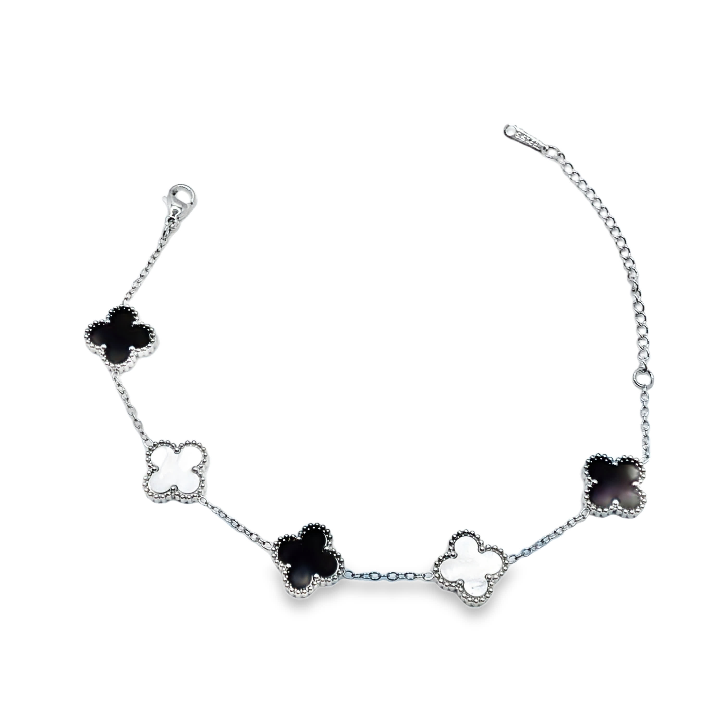 Elegancka bransoletka z białego złota z motywem koniczyny w kolorze srebrnym