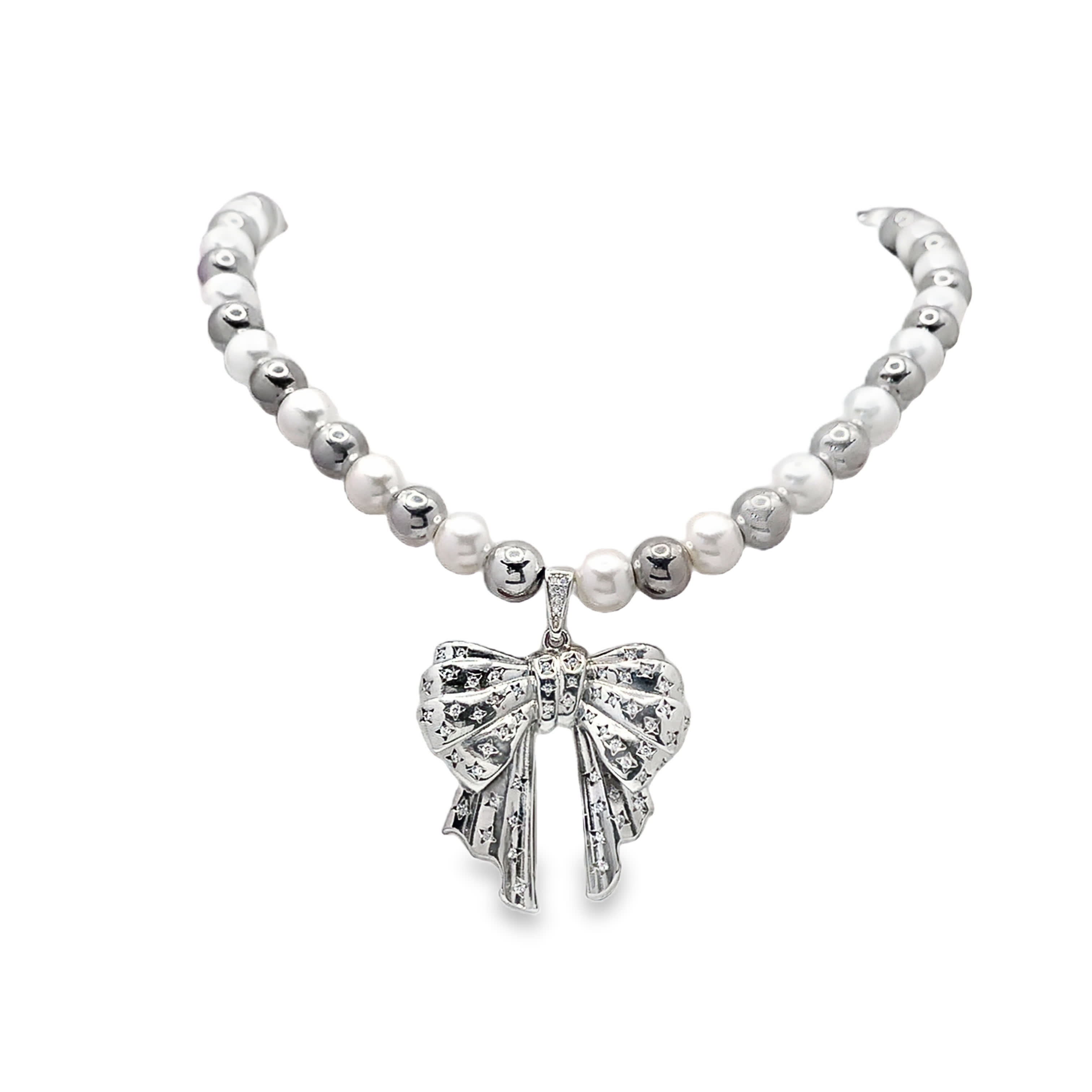 Perłowy naszyjnik z zawieszką kokardą z metalu