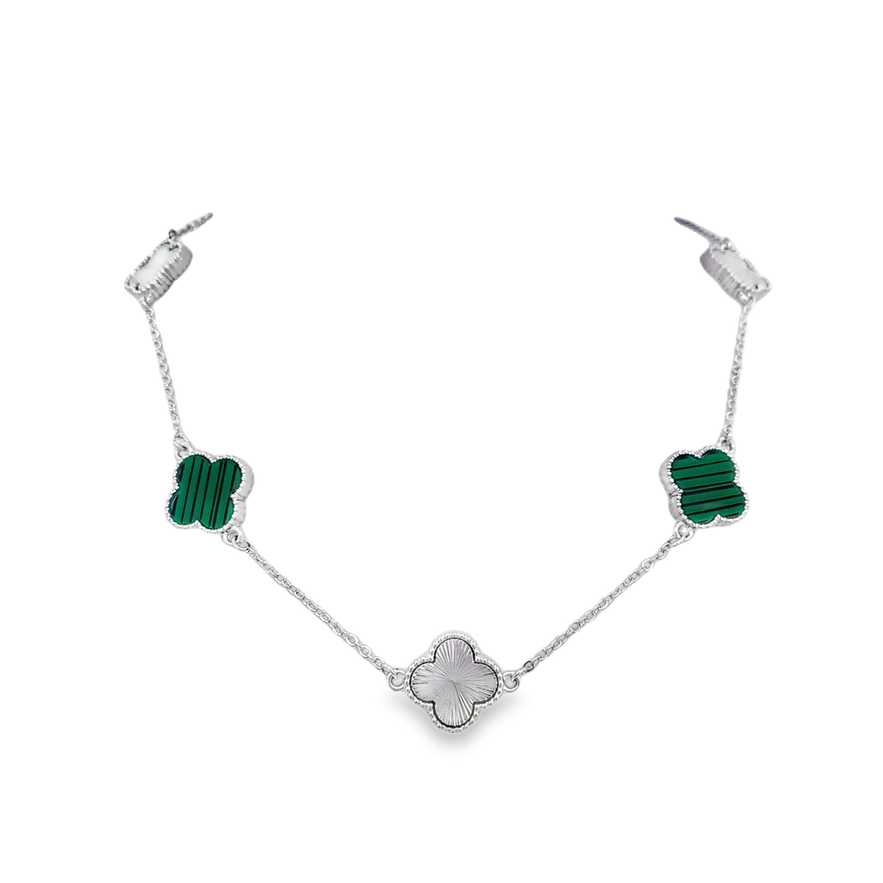 Naszyjnik łańcuszkowy z posrebrzanego metalu z zawieszkami koniczynek z malachitem