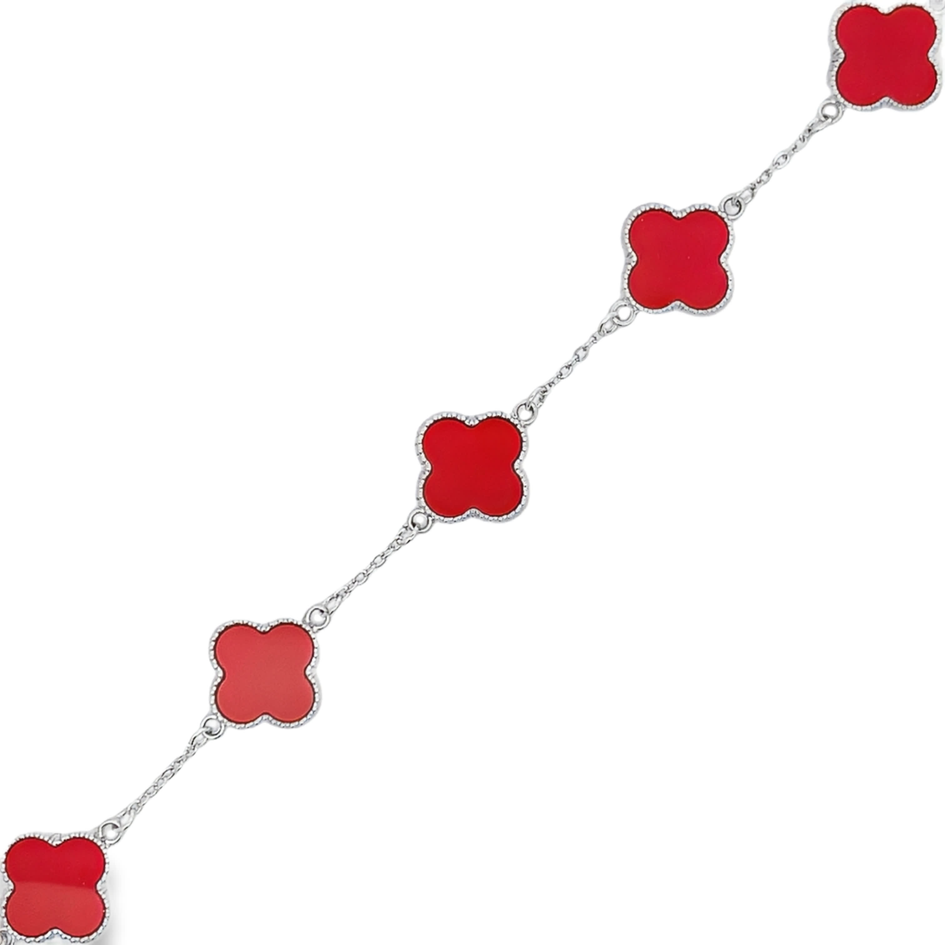 Bransoletka łańcuszkowa z posrebrzanego metalu z motywem czerwonej koniczynki