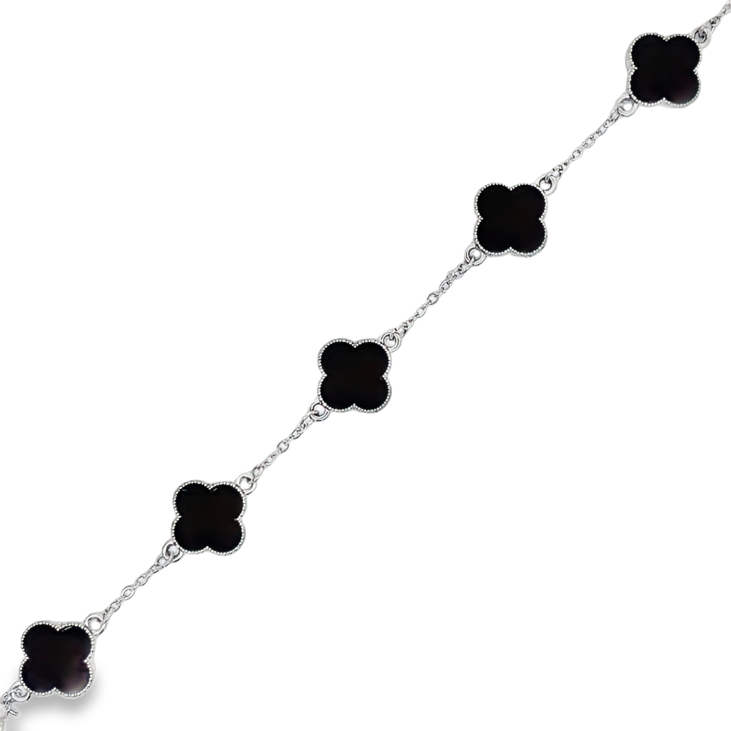 Elegancka bransoletka łańcuszkowa z posrebrzanego metalu z akcentami koniczynki z onyksem