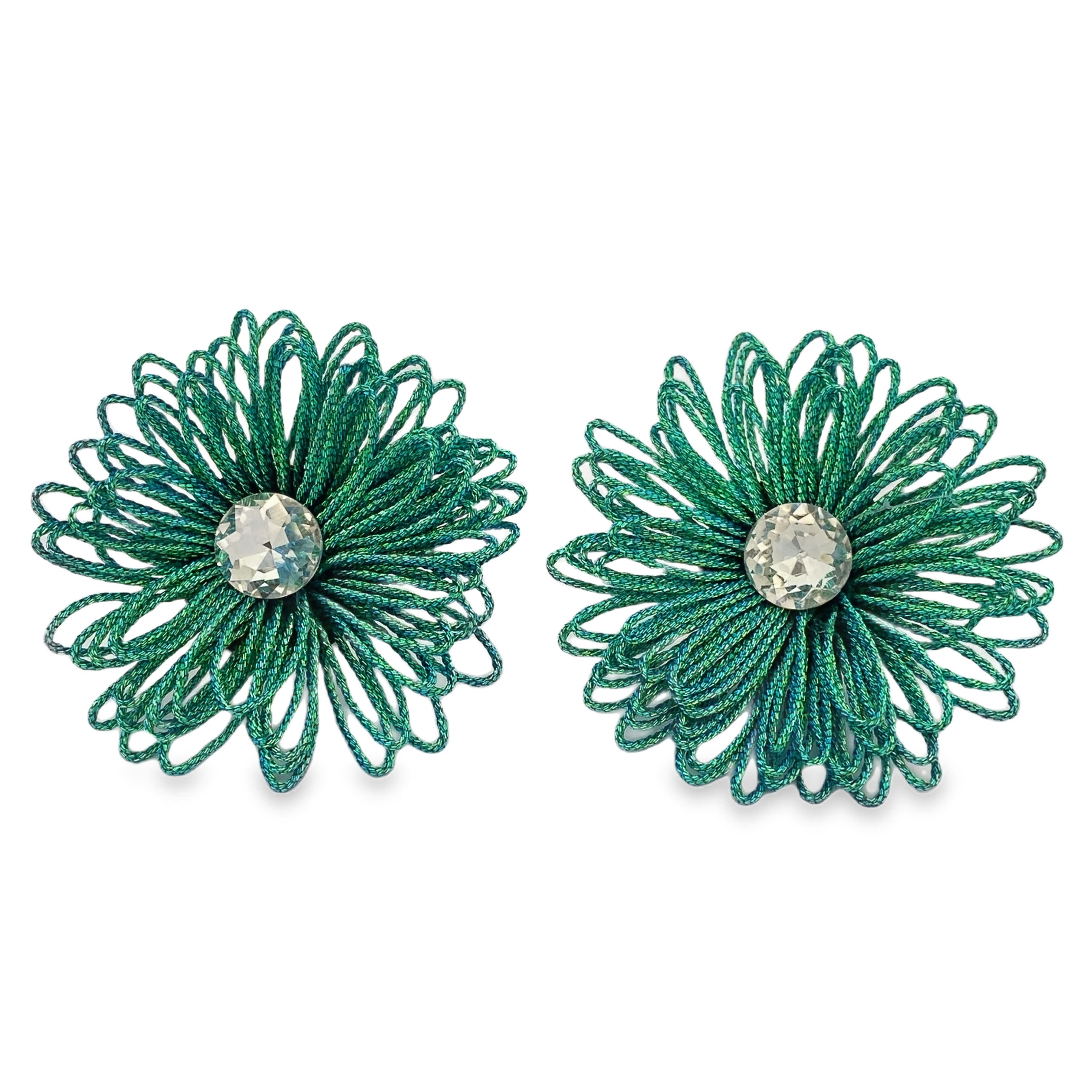 Designerskie kolczyki z okrągłymi kamieniami