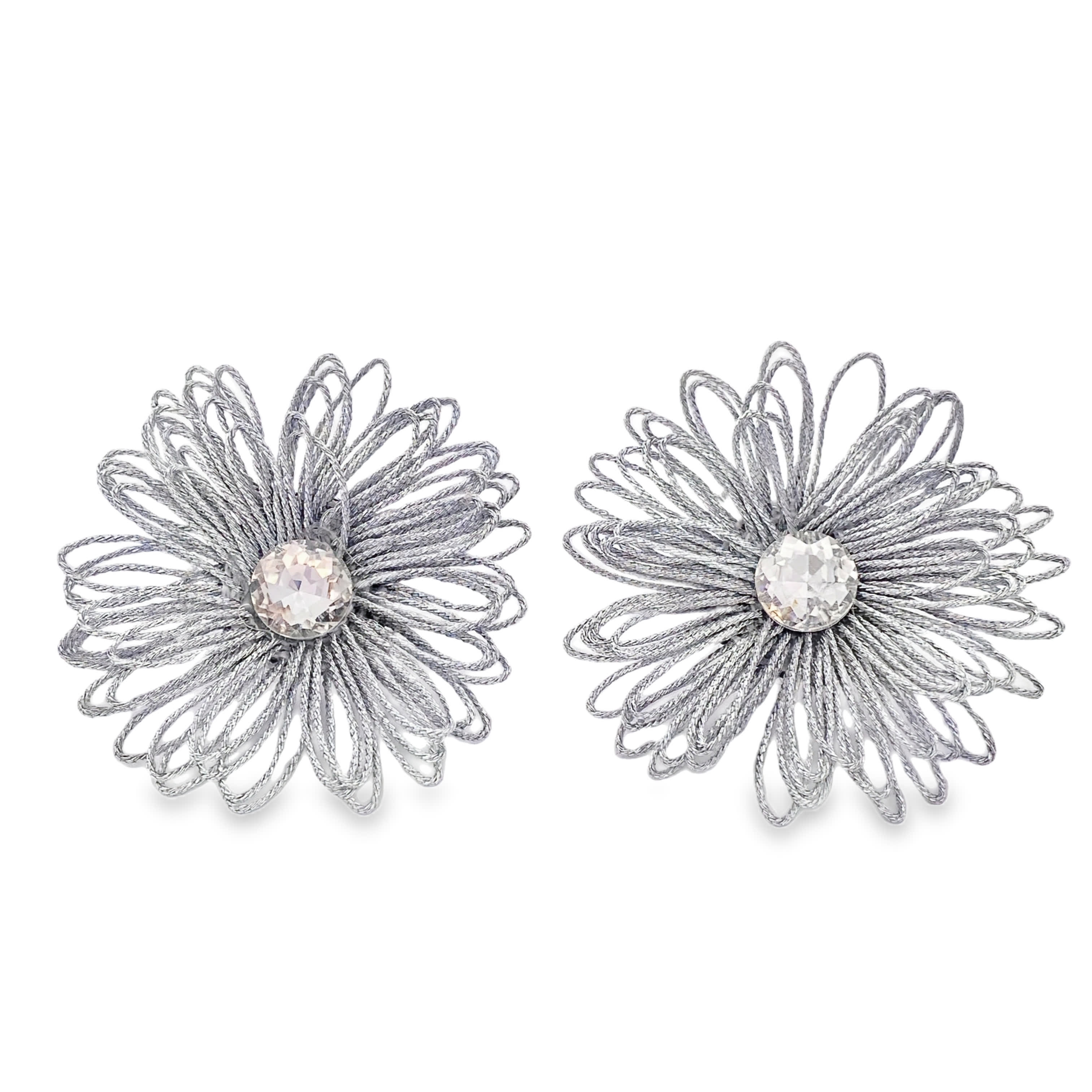 Srebrzone kolczyki w kształcie kwiatów z okrągłymi kamieniami