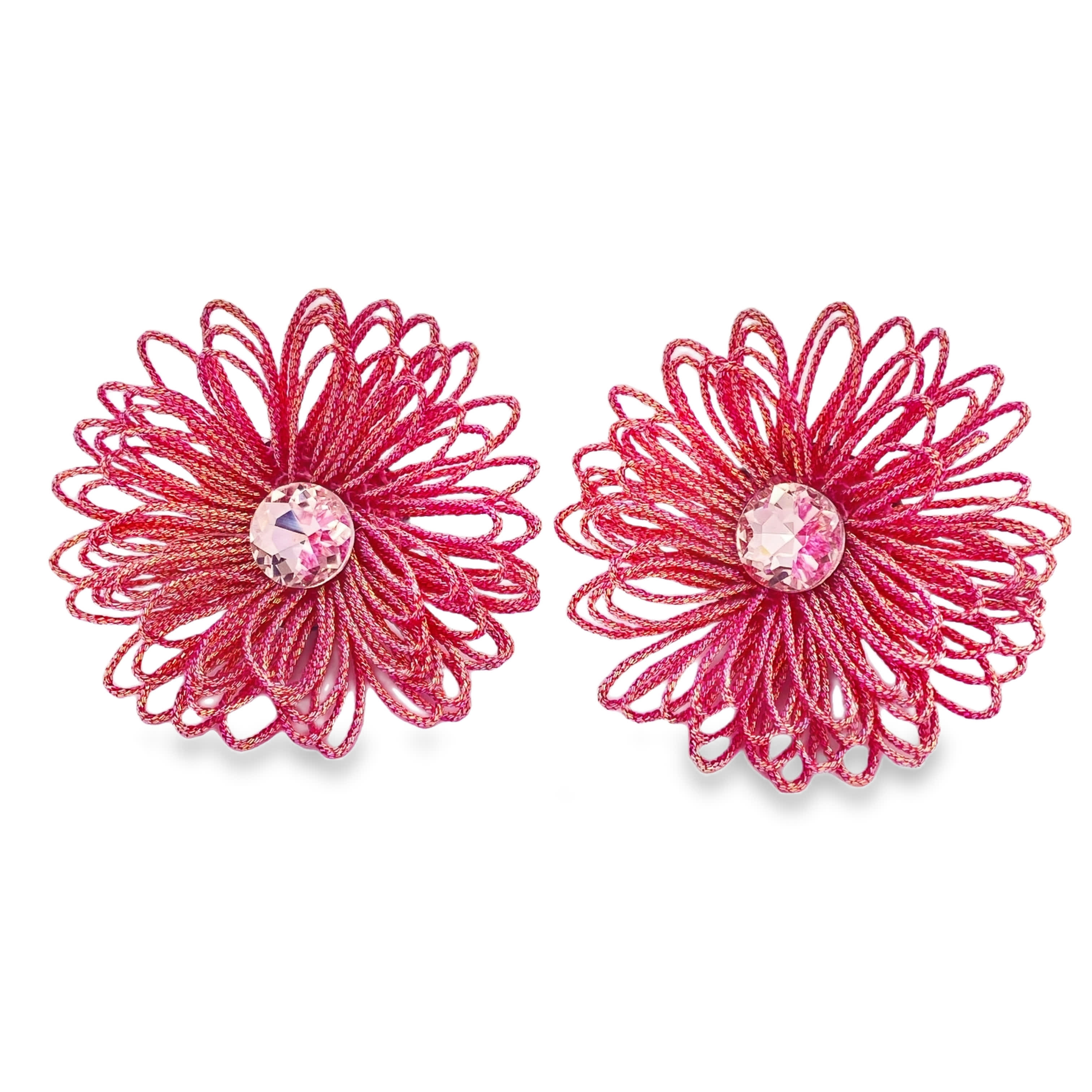 Kolczyki z kamieniami i kwiatowym wzorem