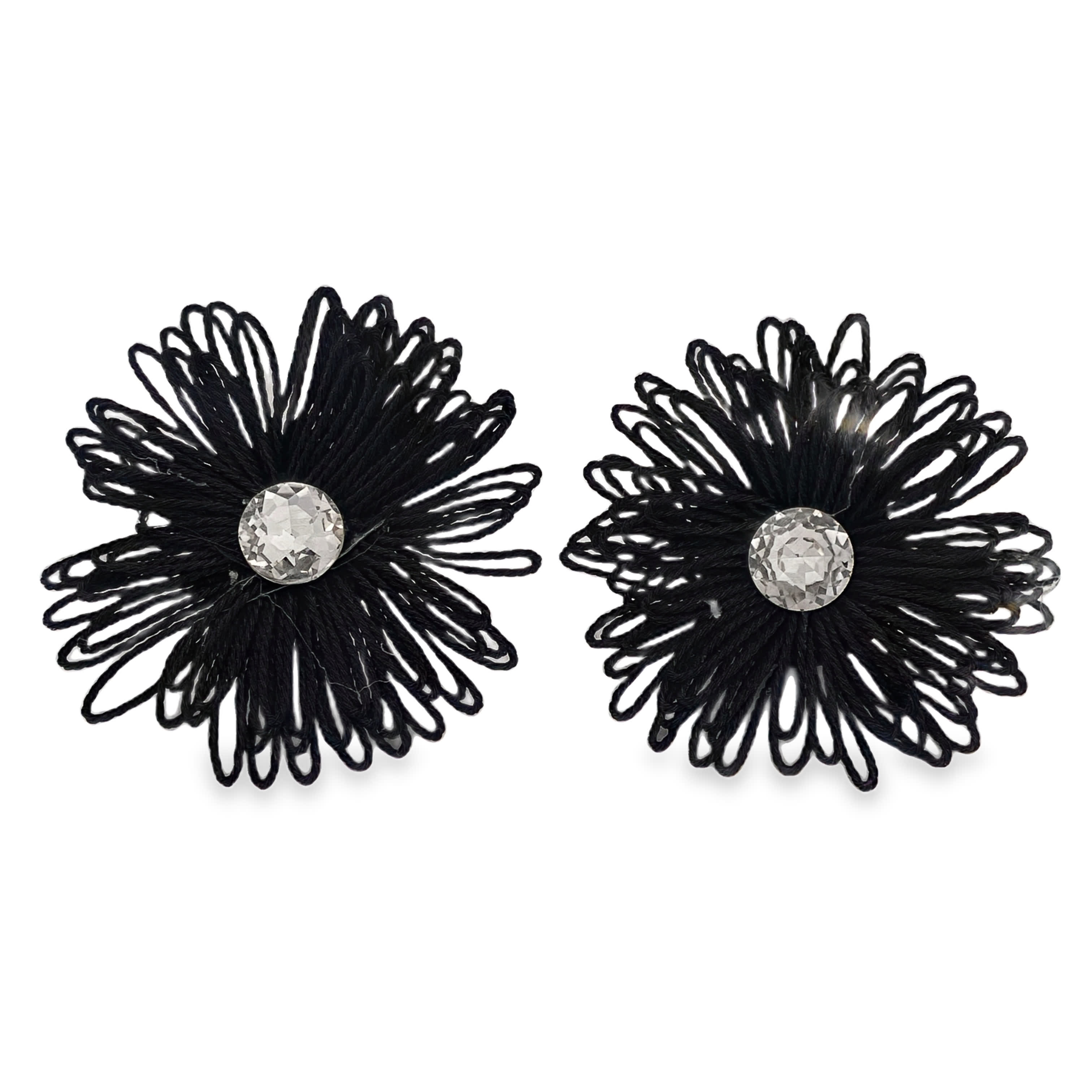 Kolczyki w kształcie kwiatu z okrągłymi kamieniami o szlifie brylantowym