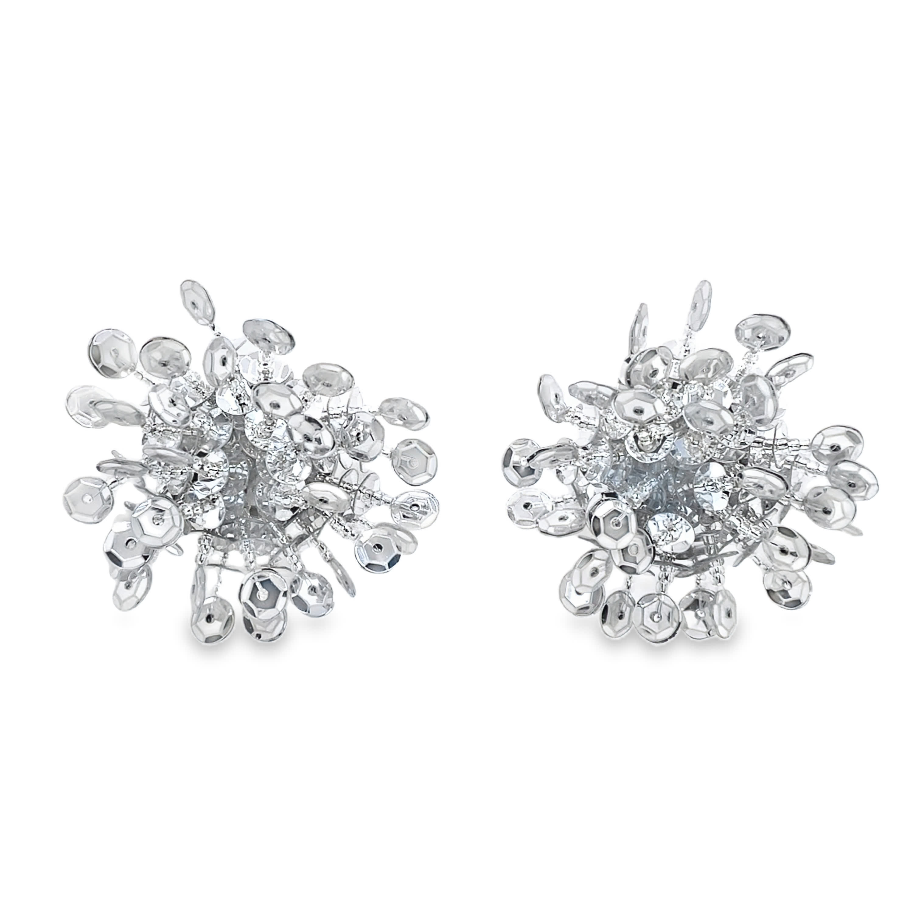 Srebrzone kolczyki w kształcie klastra z wykończeniem z białego złota