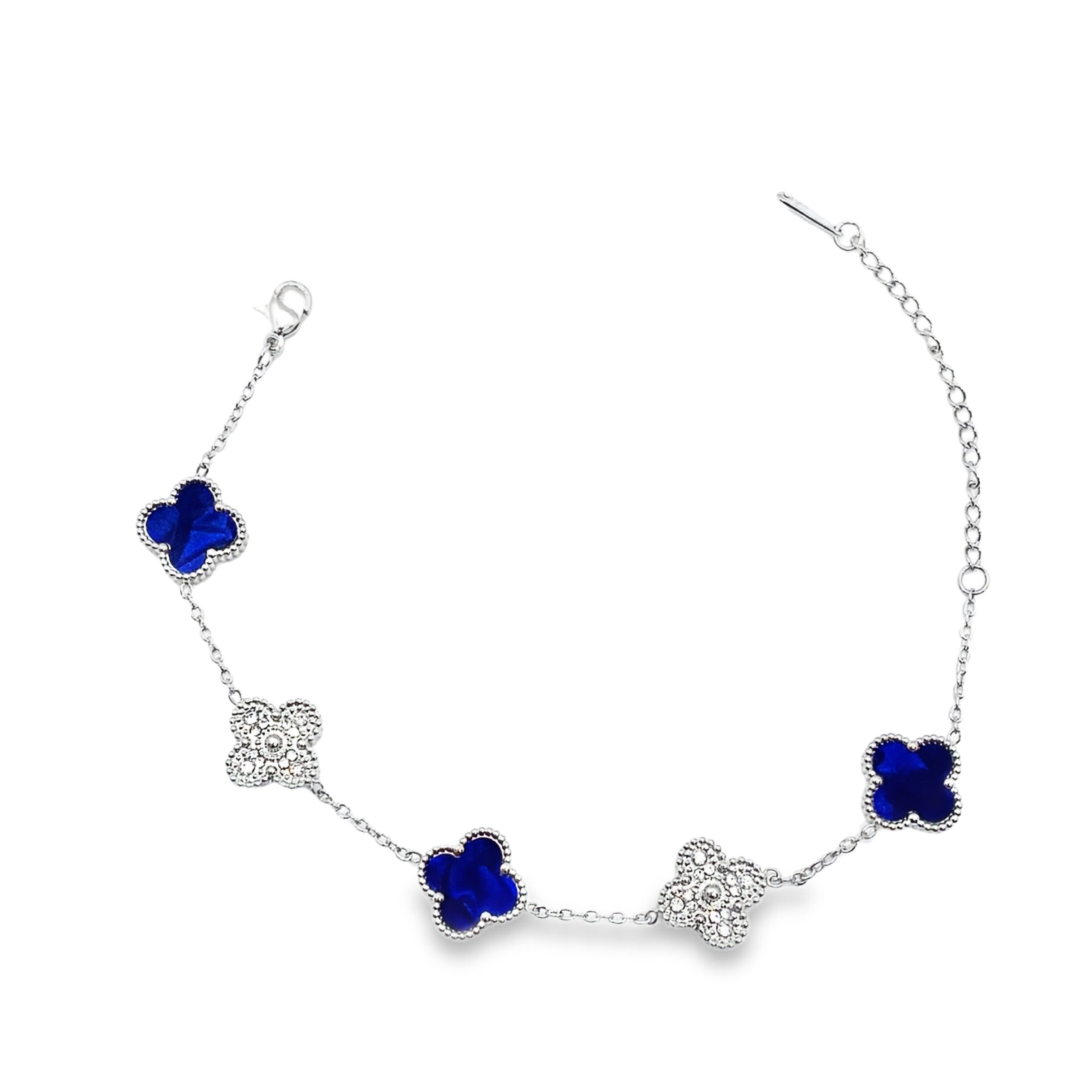 Elegancka srebrna bransoletka z zawieszkami i niebieskimi i kryształowymi akcentami koniczyny