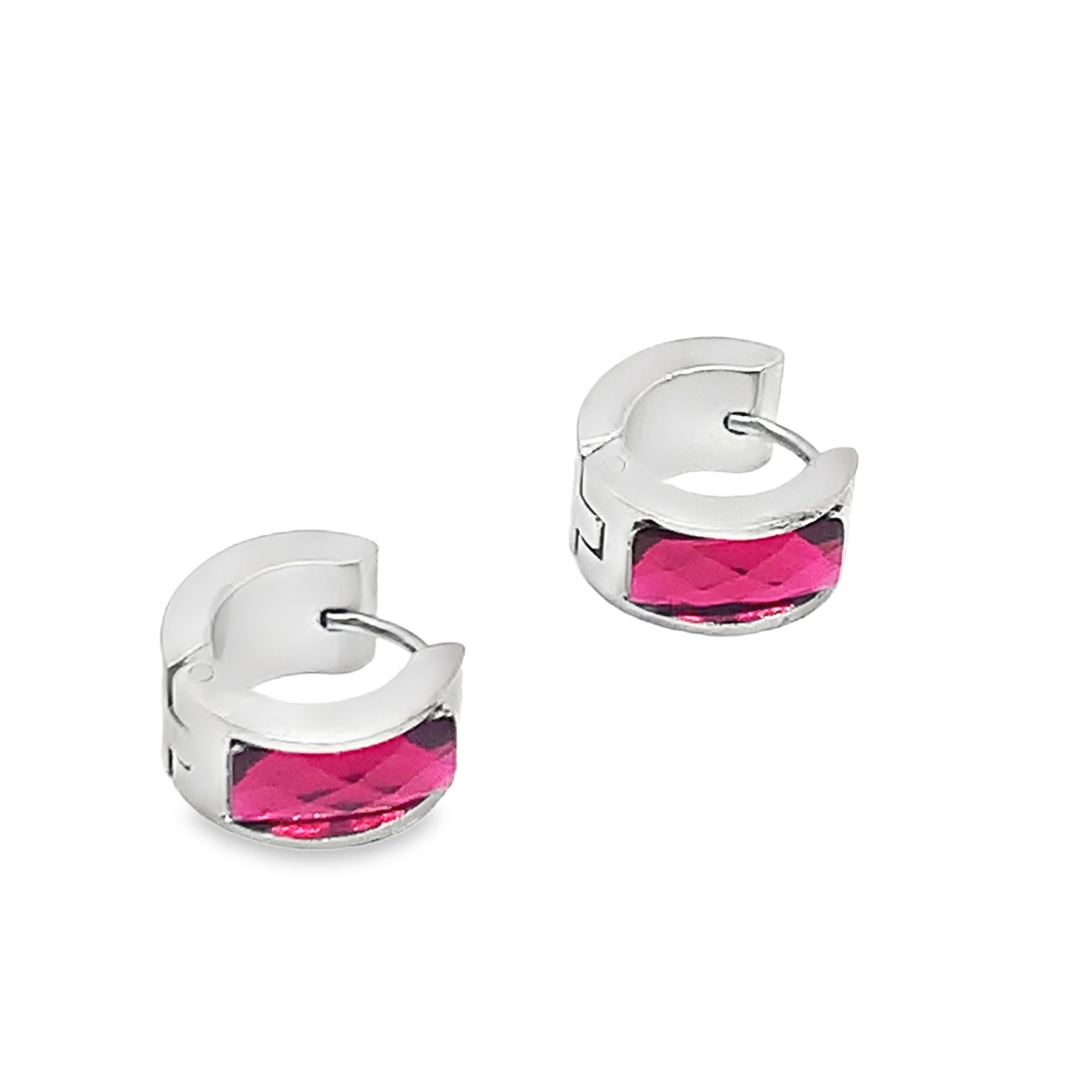 Kolczyki ze srebra platerowanego białym złotem z rubinem o szlifie szmaragdowym