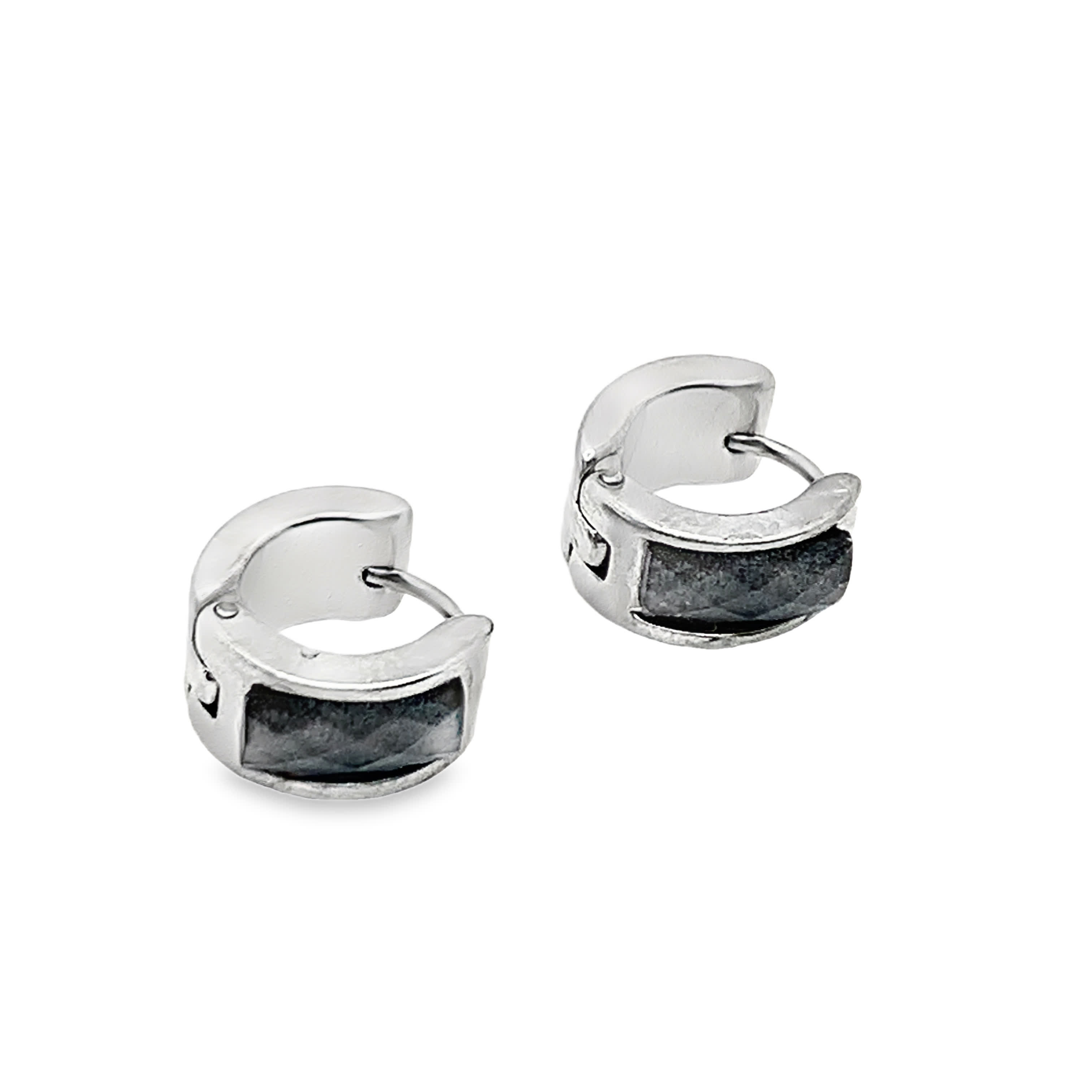 Srebrne kolczyki typu „huggie hoop”