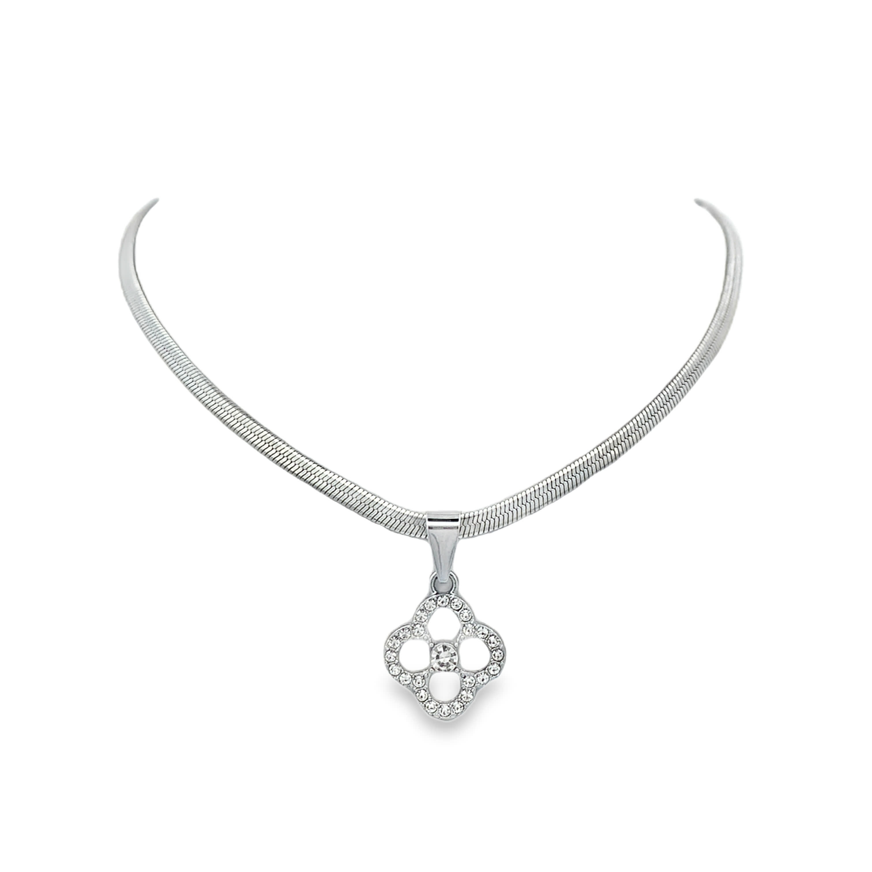 Naszyjnik charms z posrebrzanego metalu z zawieszką koniczynką z cyrkoniami