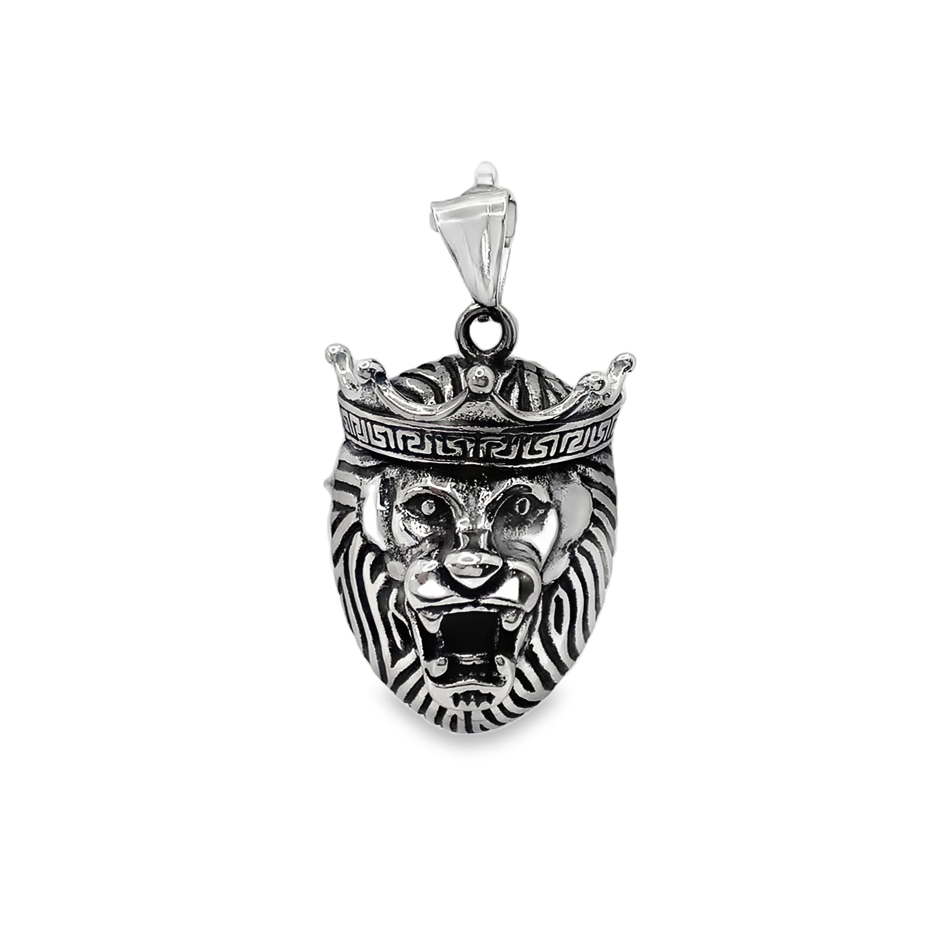 Metalowy wisiorek z głową lwa w koronie