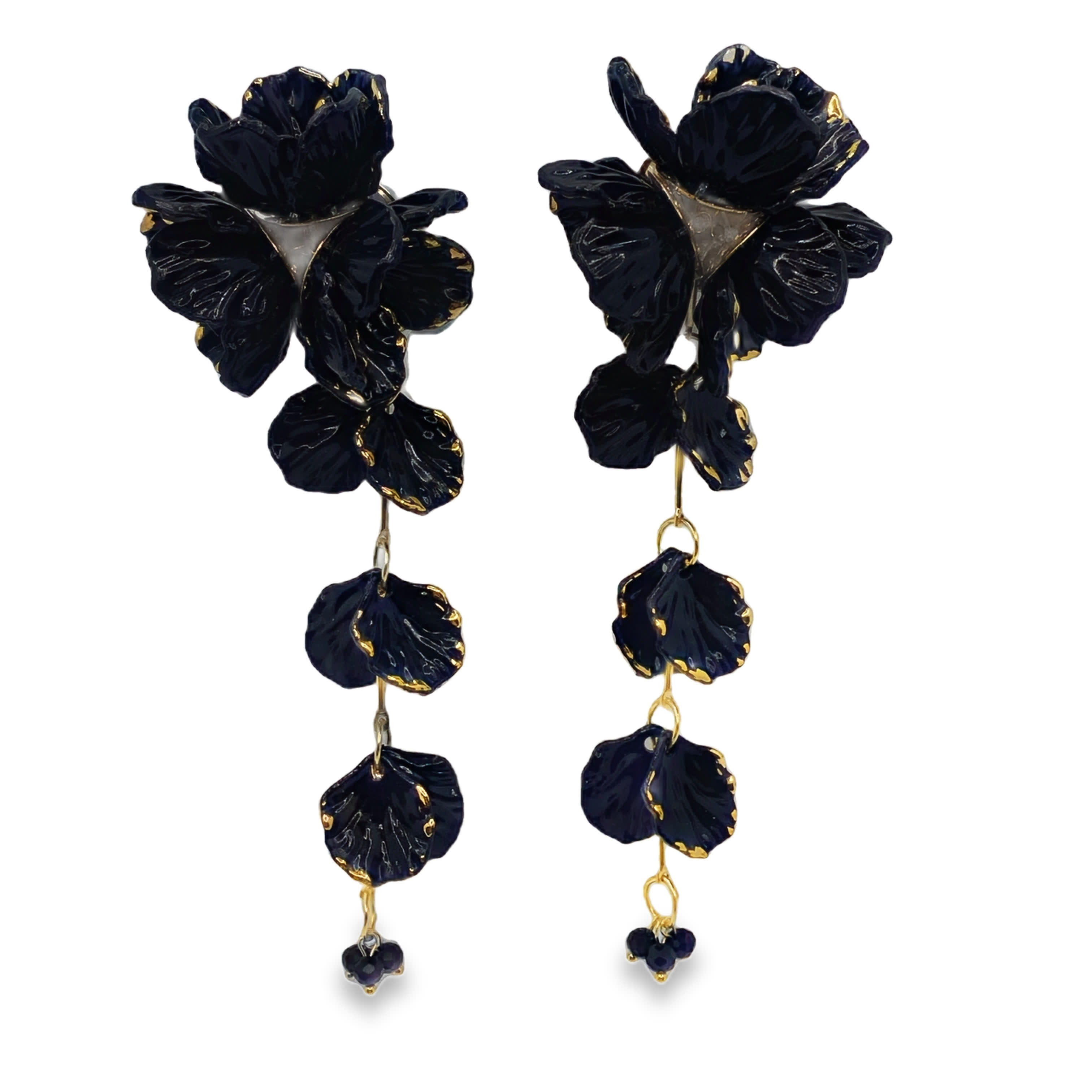 Kolczyki z kwiatowym wzorem w kolorze czarnym i złocistym