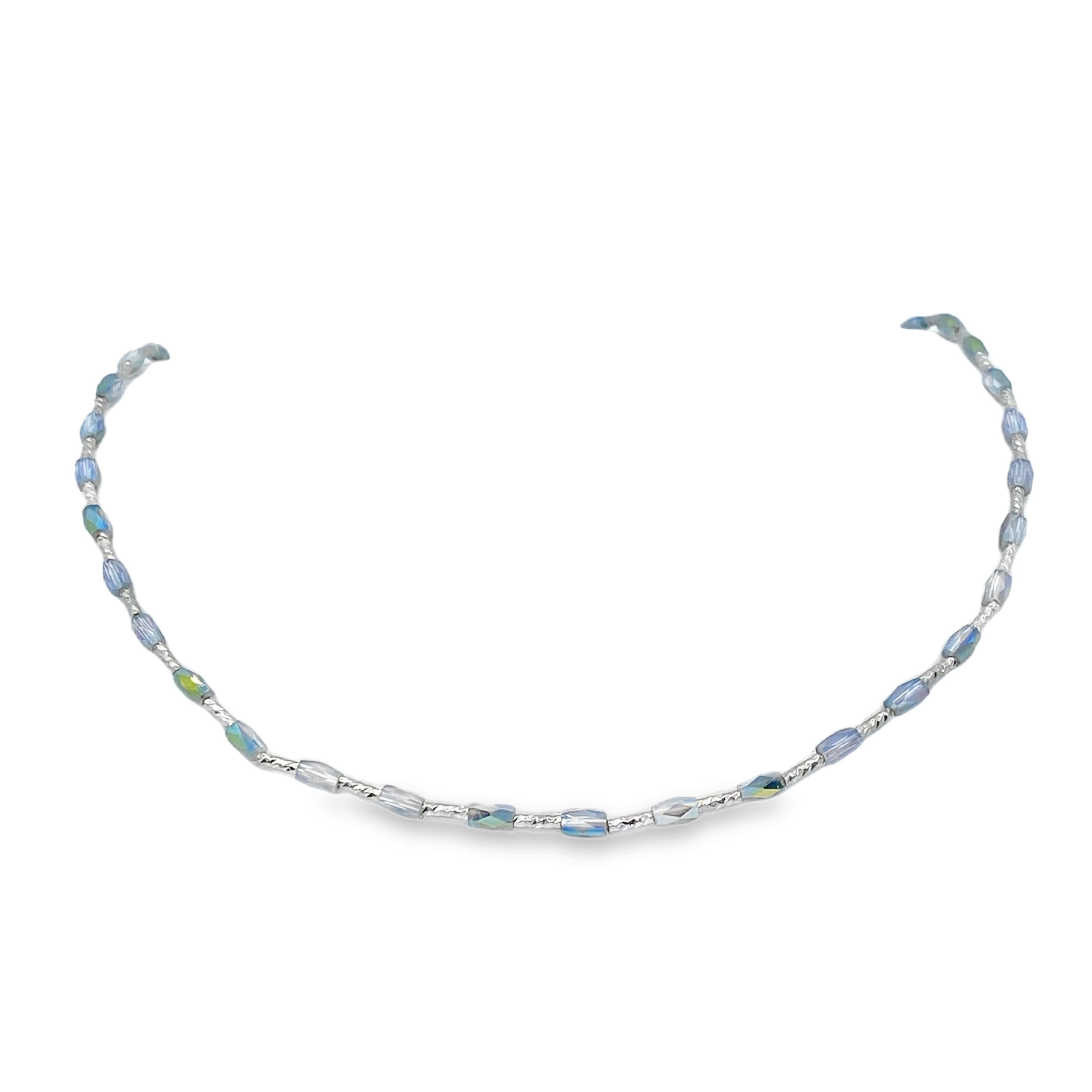 Srebrzony naszyjnik z koralikami i niebiesko-fioletowymi kryształkami