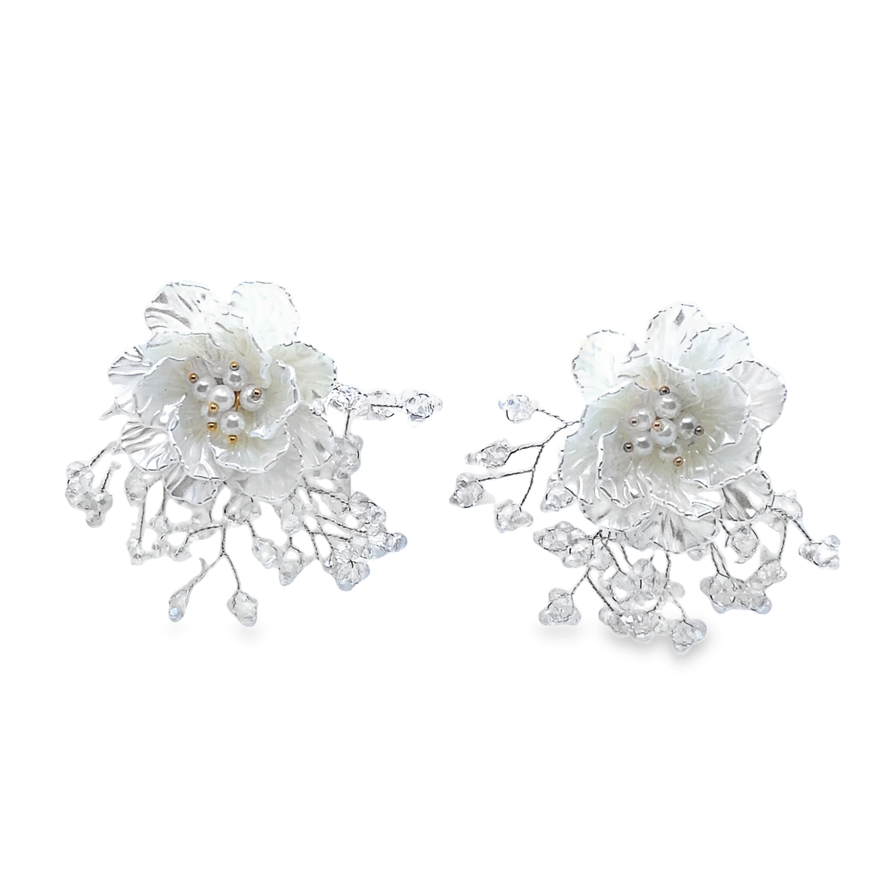 Kolczyki z perłami w kształcie kwiatów i akcentami z żółtego złota