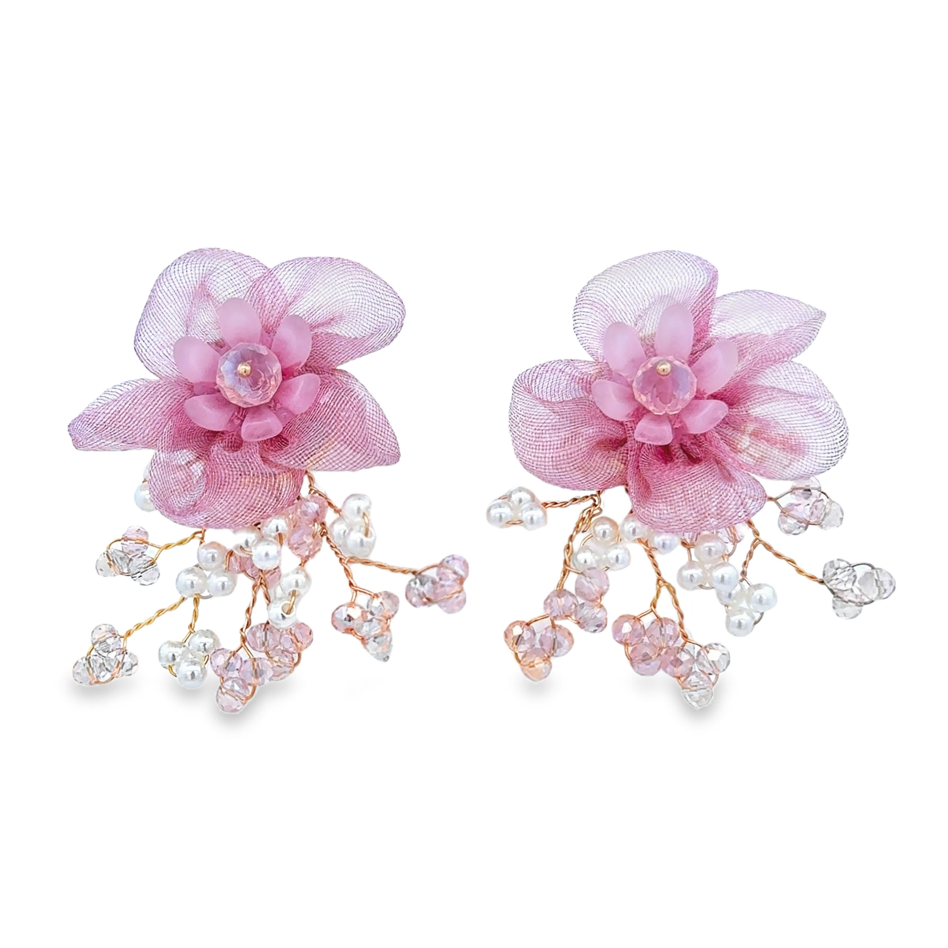 Kolczyki z perłami w kształcie kwiatów i akcentami z żółtego złota