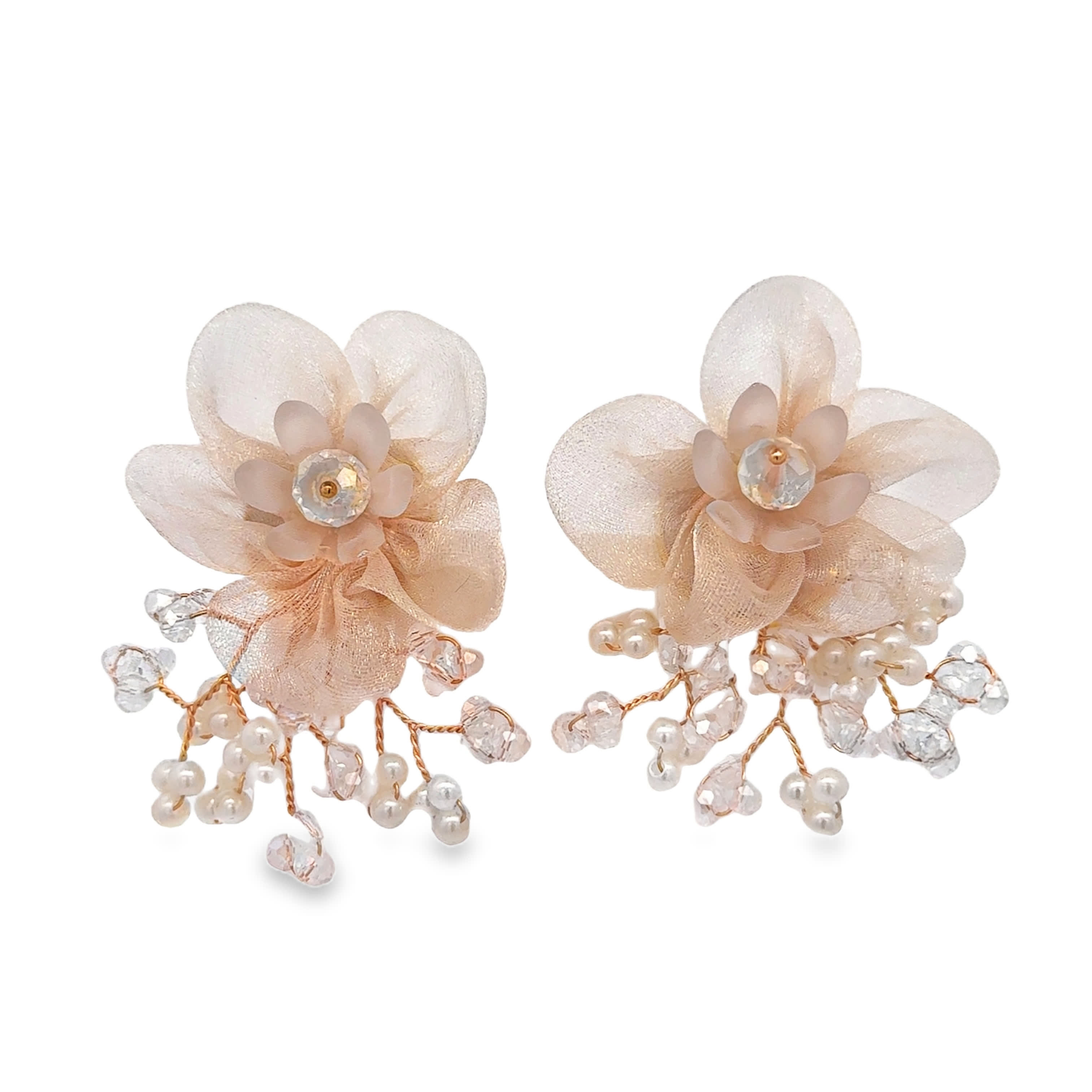Eleganckie kolczyki w kształcie kwiatów z perłowymi akcentami w odcieniu żółtego złota