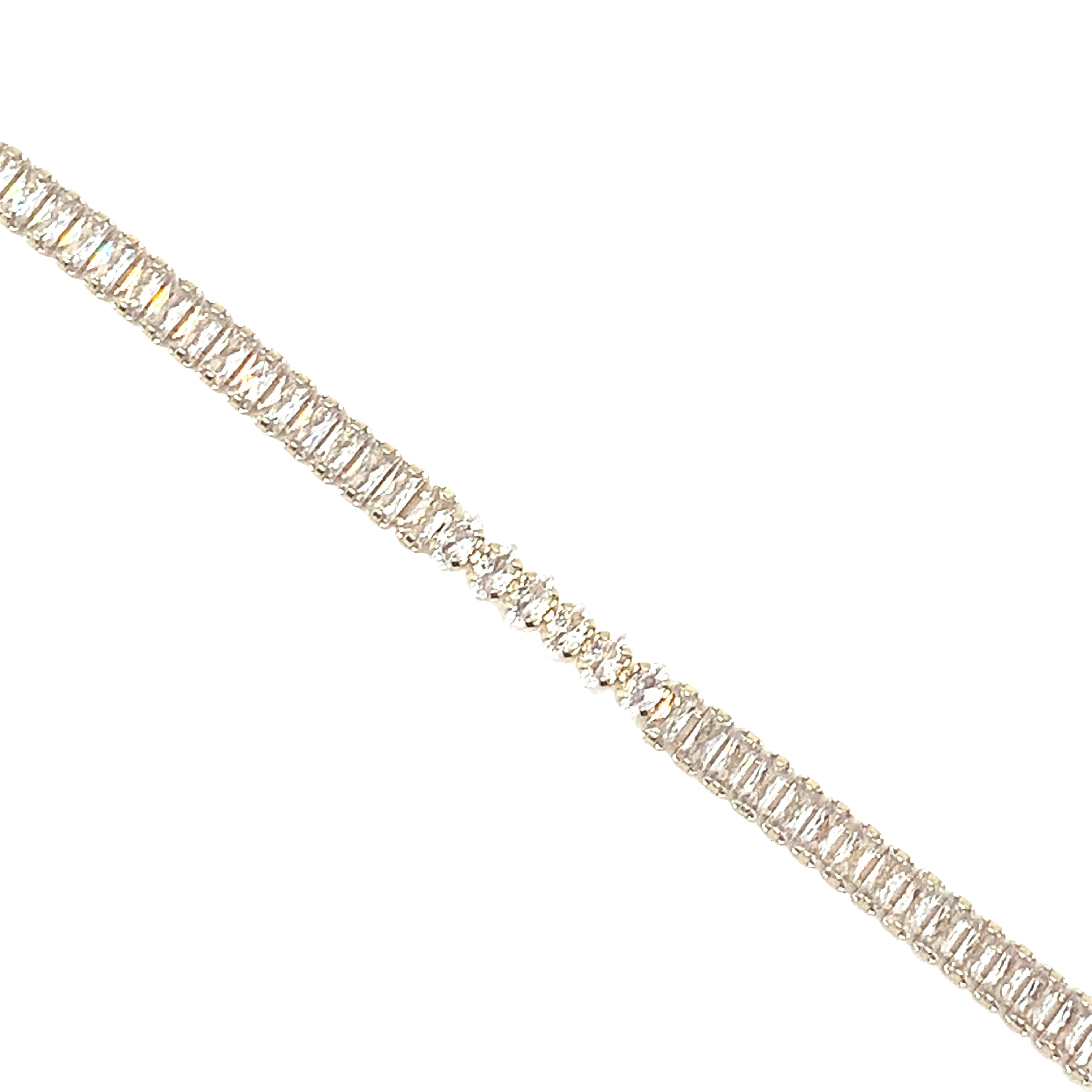 Naszyjnik z białego złota z diamentami i bagietką