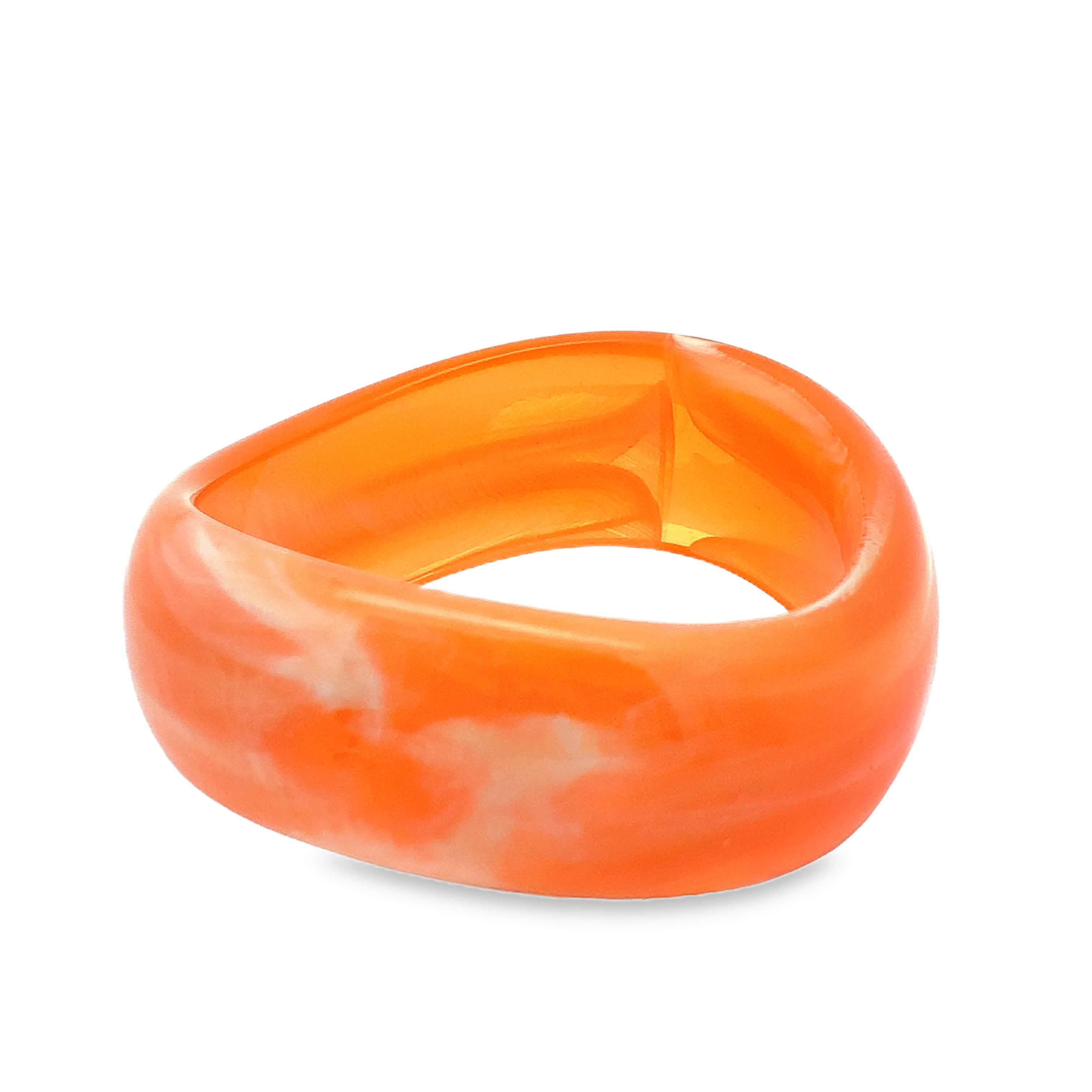 Współczesny pierścień z opaską niemetalową