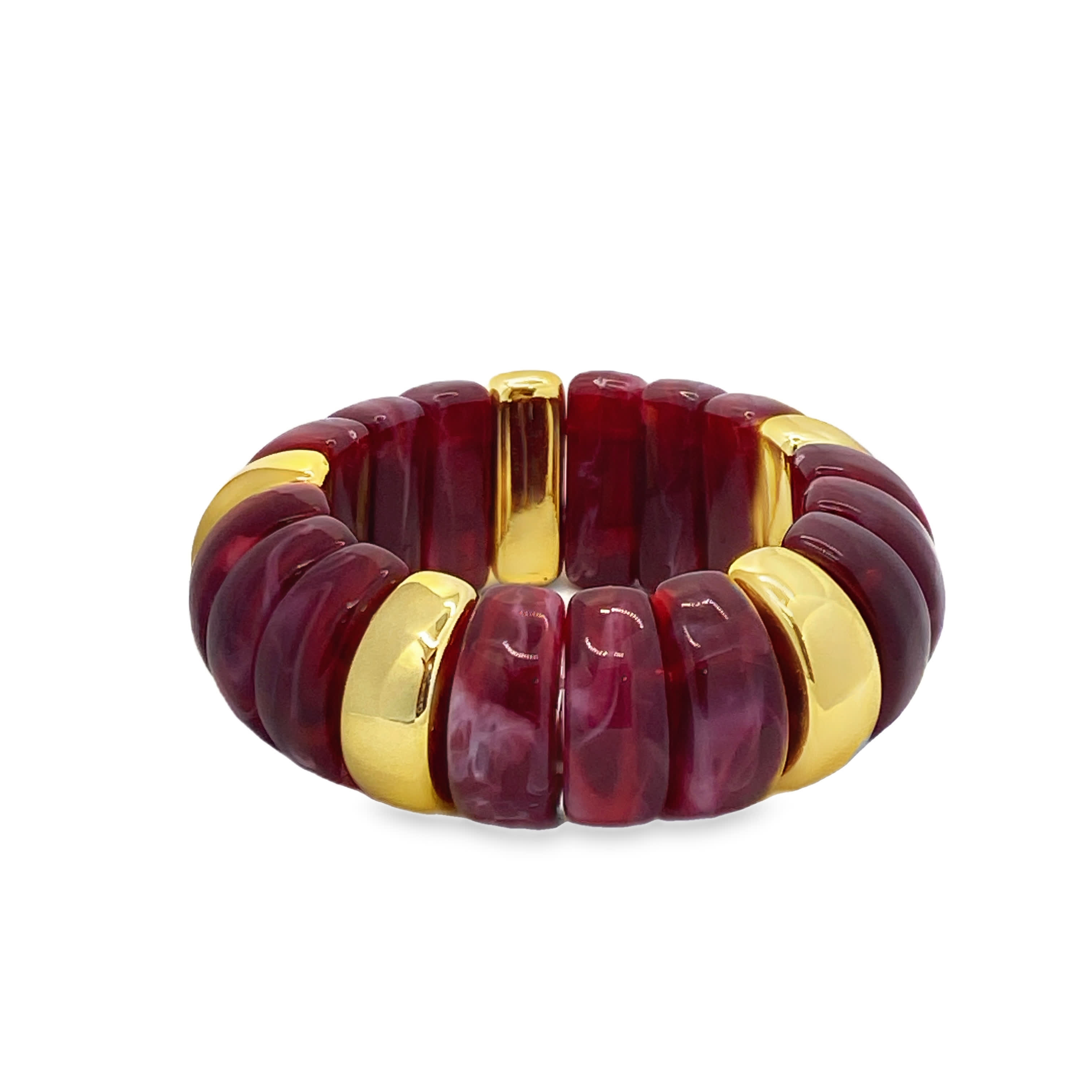 Bordowa bransoletka z koralikami i akcentami ze złoconej stali