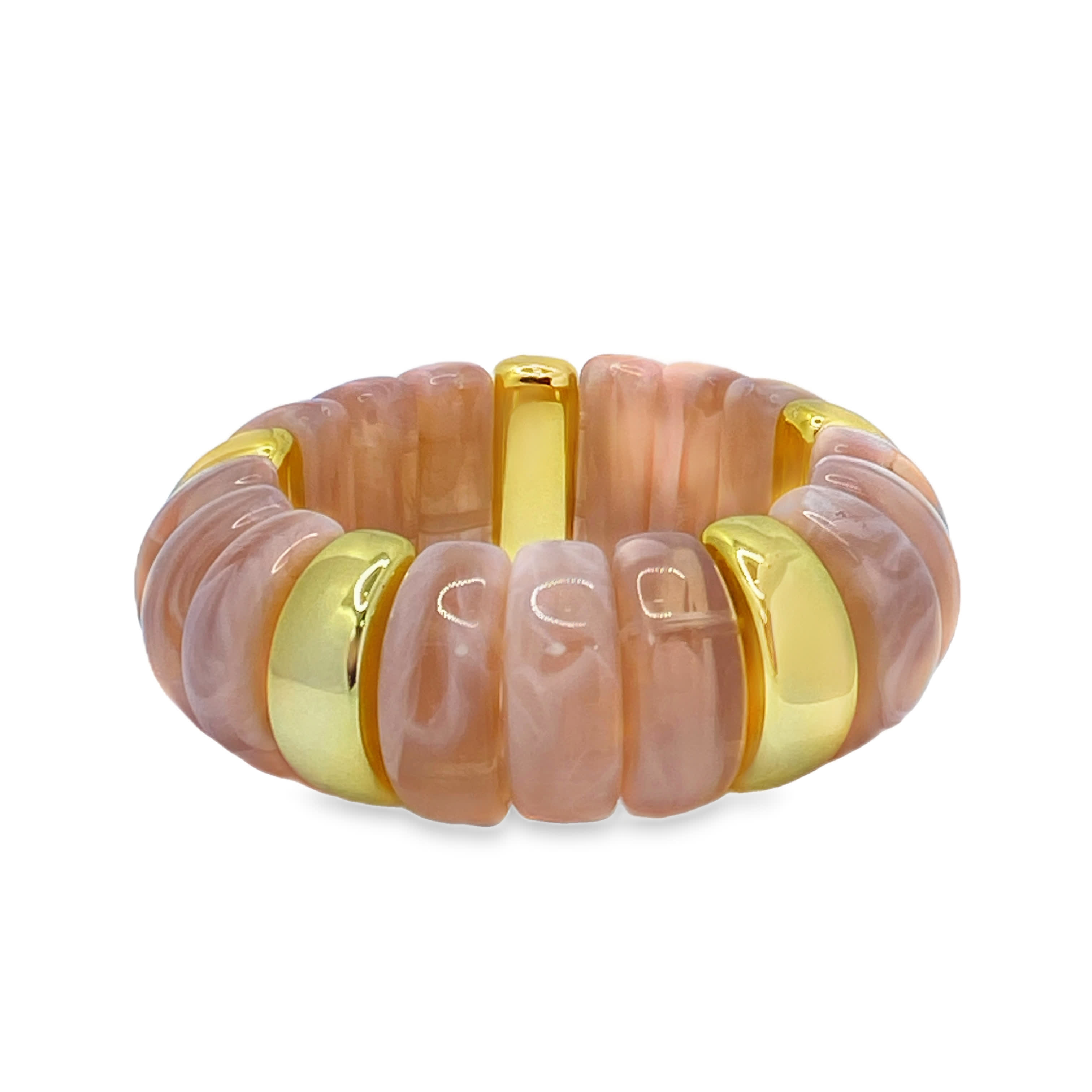 Bransoletka z koralików w odcieniu brzoskwiniowym ze złocistymi akcentami