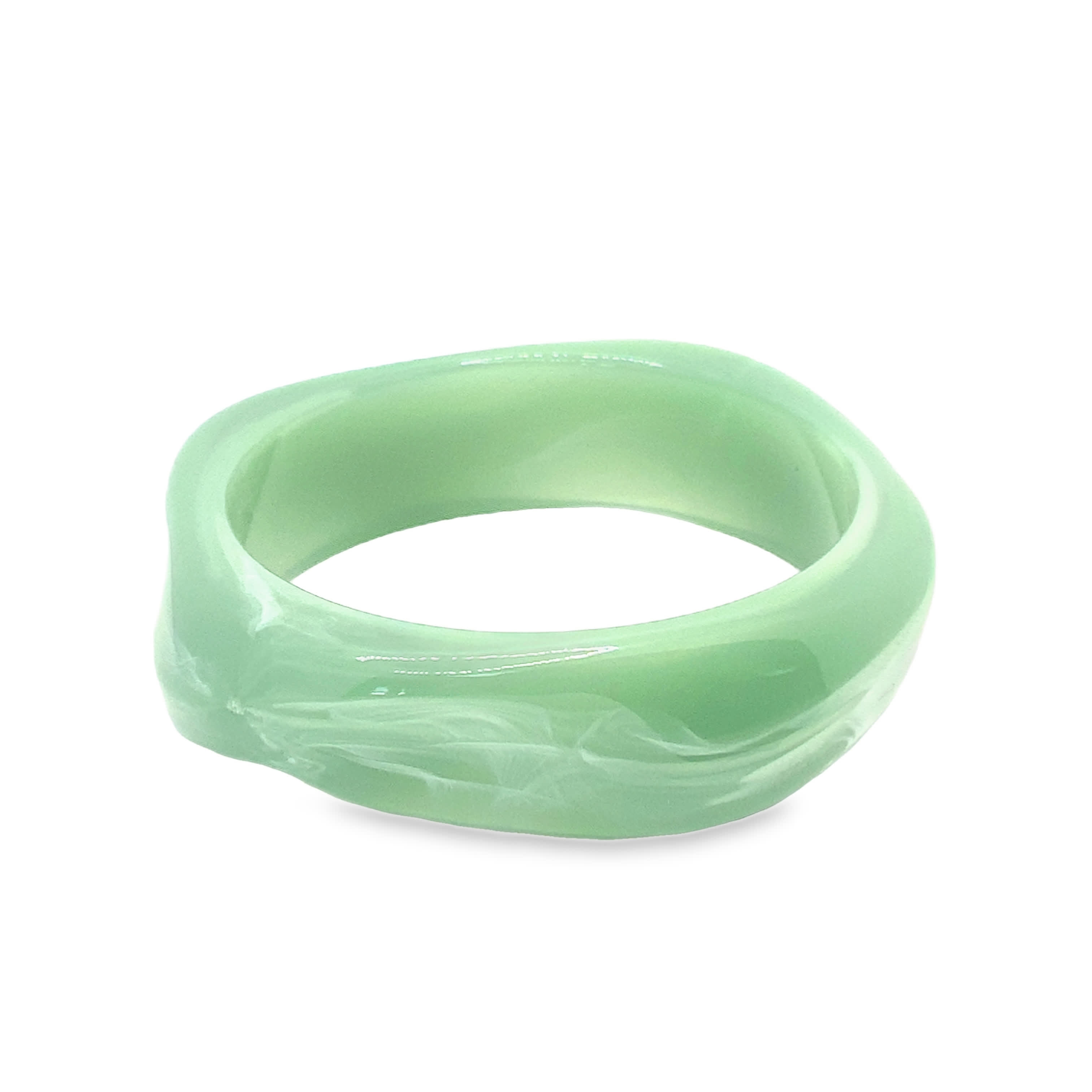 Pierścionek z zielonego jadeitu w wykończeniu z żółtego złota