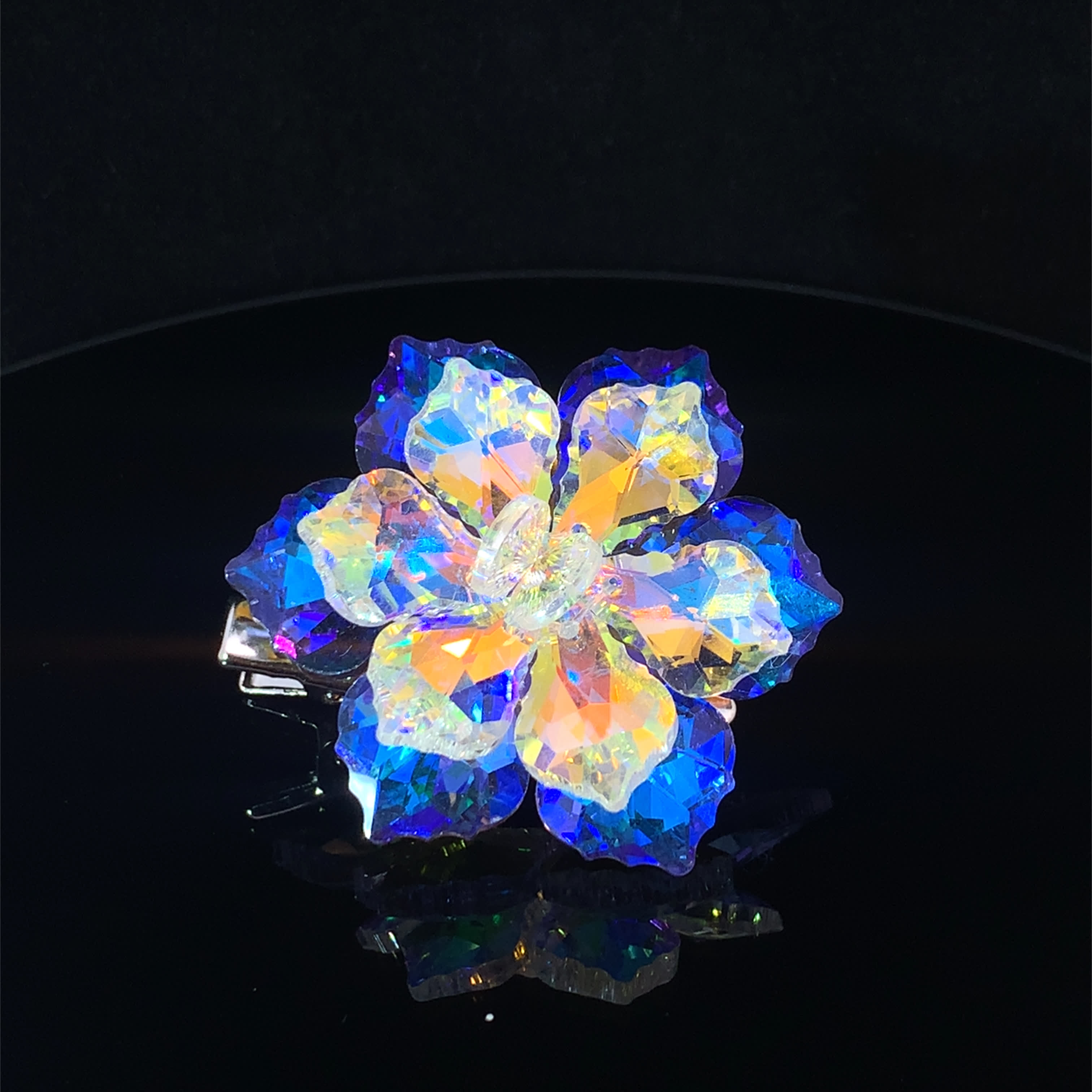 Ozdoba dekoracyjna w kształcie tęczowego kryształowego kwiatu
