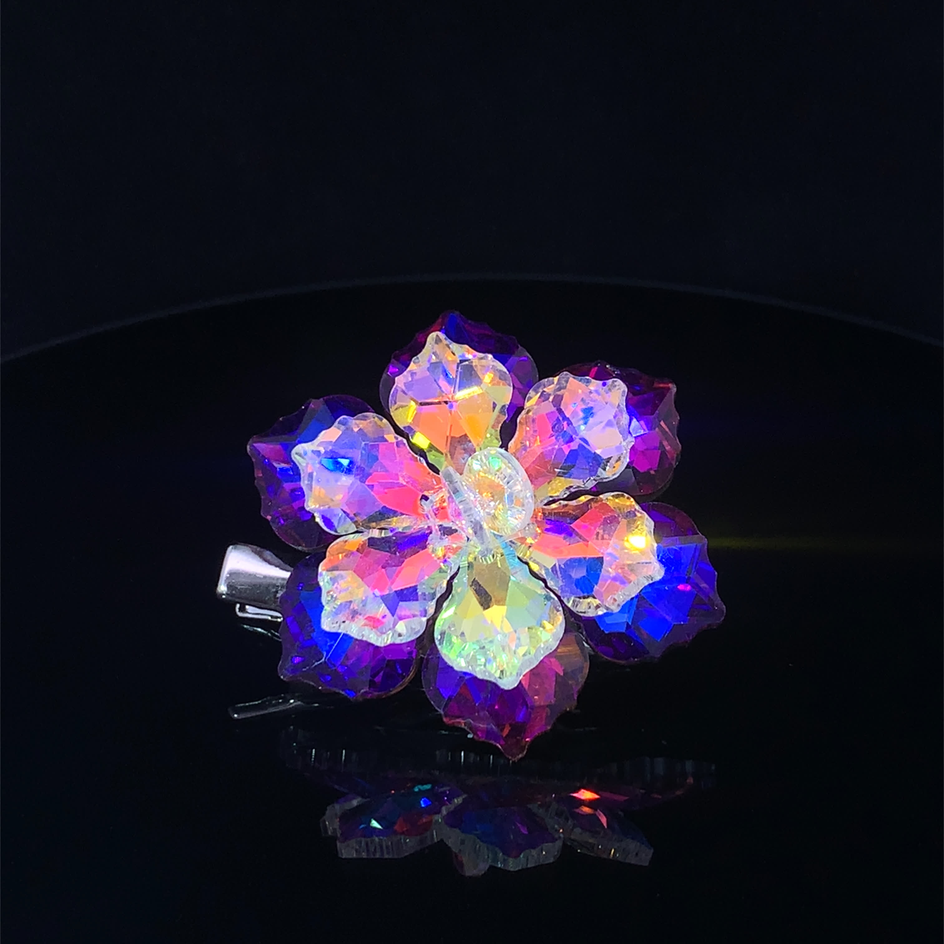 Broszka z kryształowym kwiatem o fioletowo-czerwonym blasku