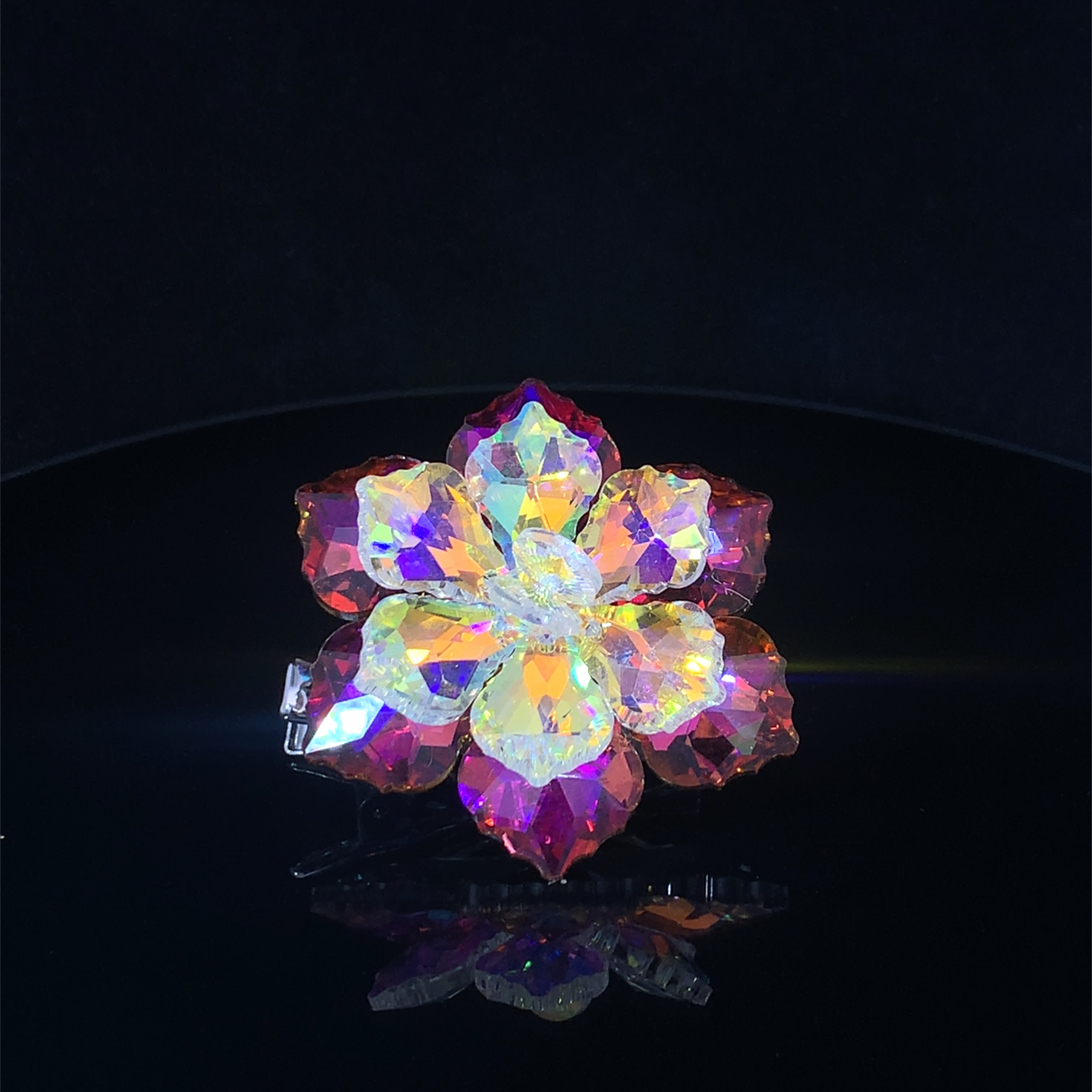 Broszka ze złoconej stali z okrągłym kryształem o szlifie brylantowym