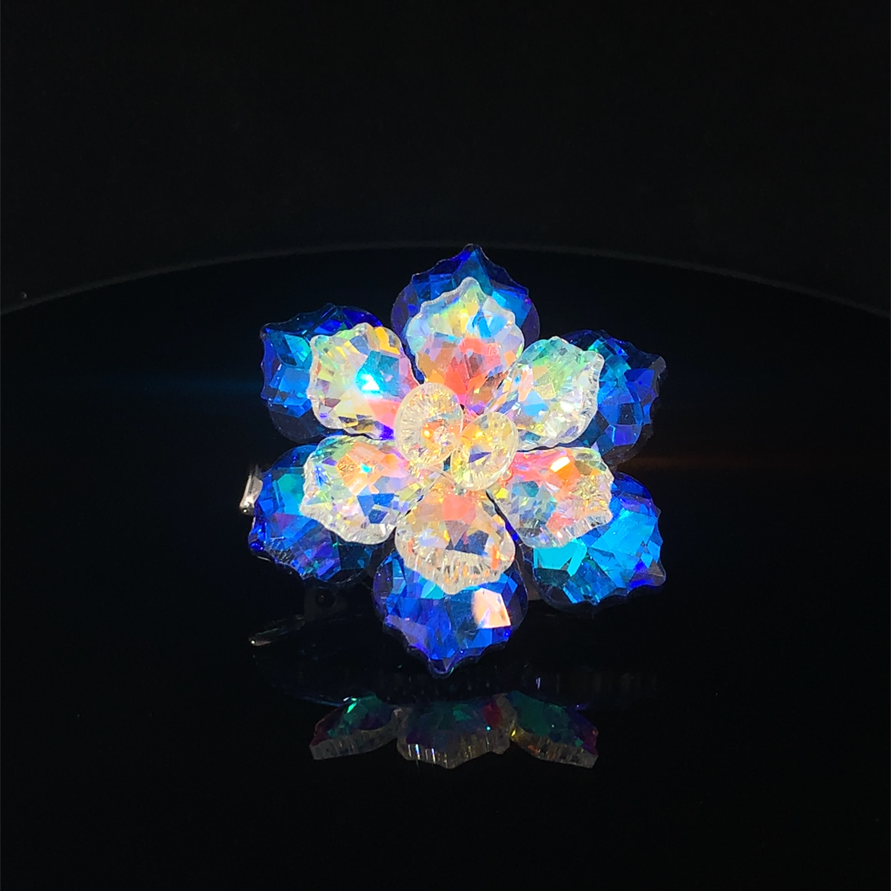 Broszka okrągła z niebieskiego kryształu