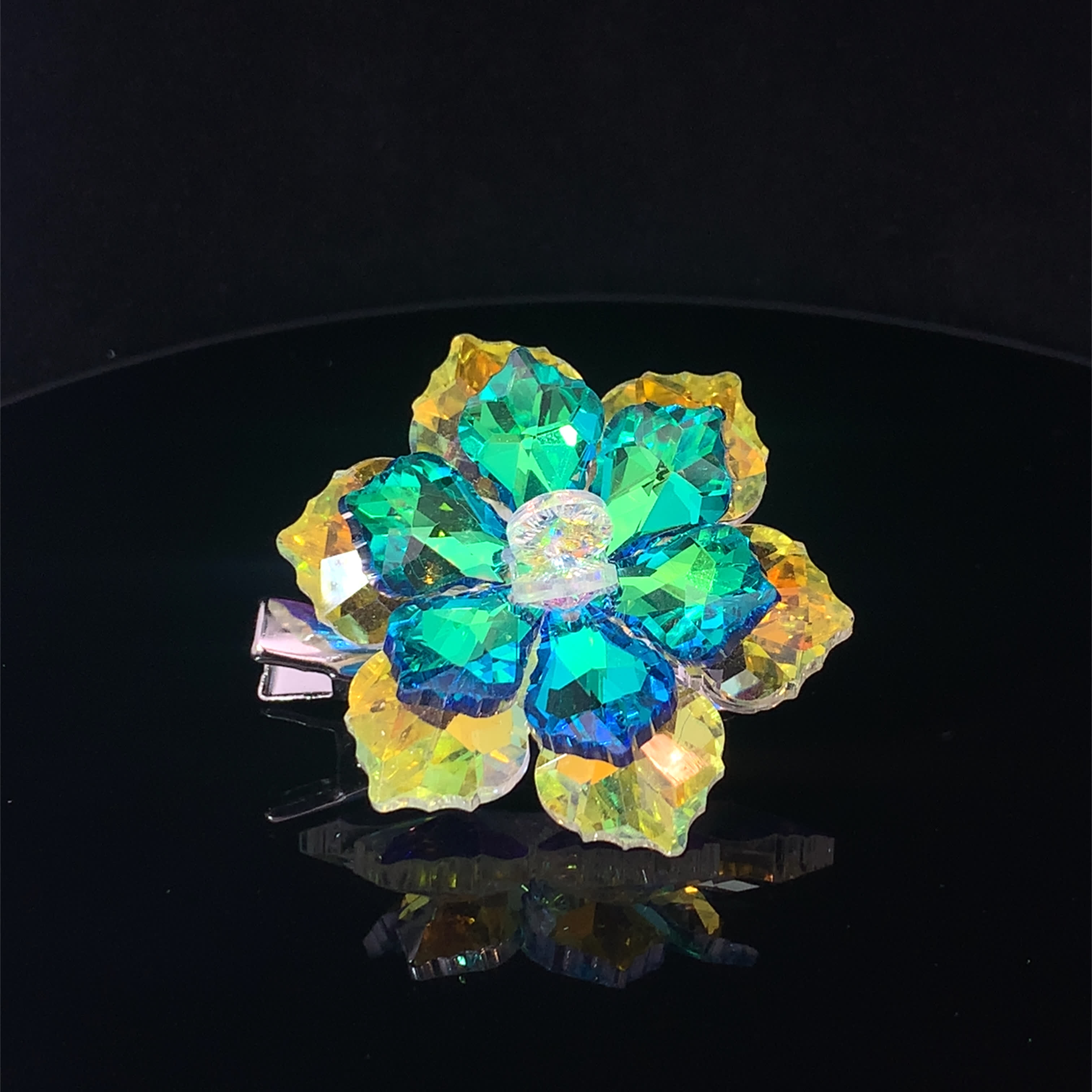 Broszka z kryształkami w kształcie kwiatów z zielono-niebieskimi okrągłymi koralikami kaboszonowymi