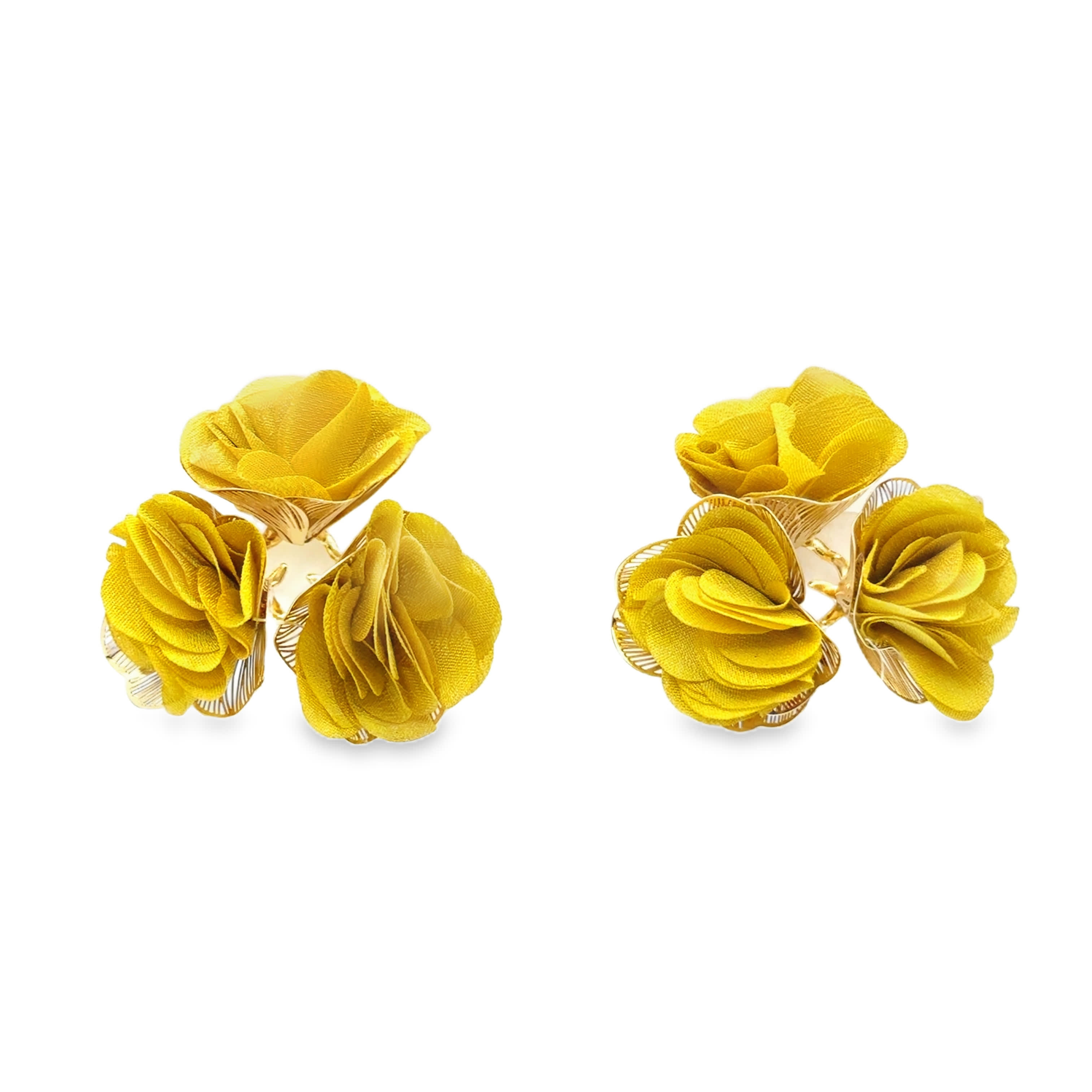 Kolczyki ze złoconej stali z motywem kwiatowym – wykwintny wzór płatków