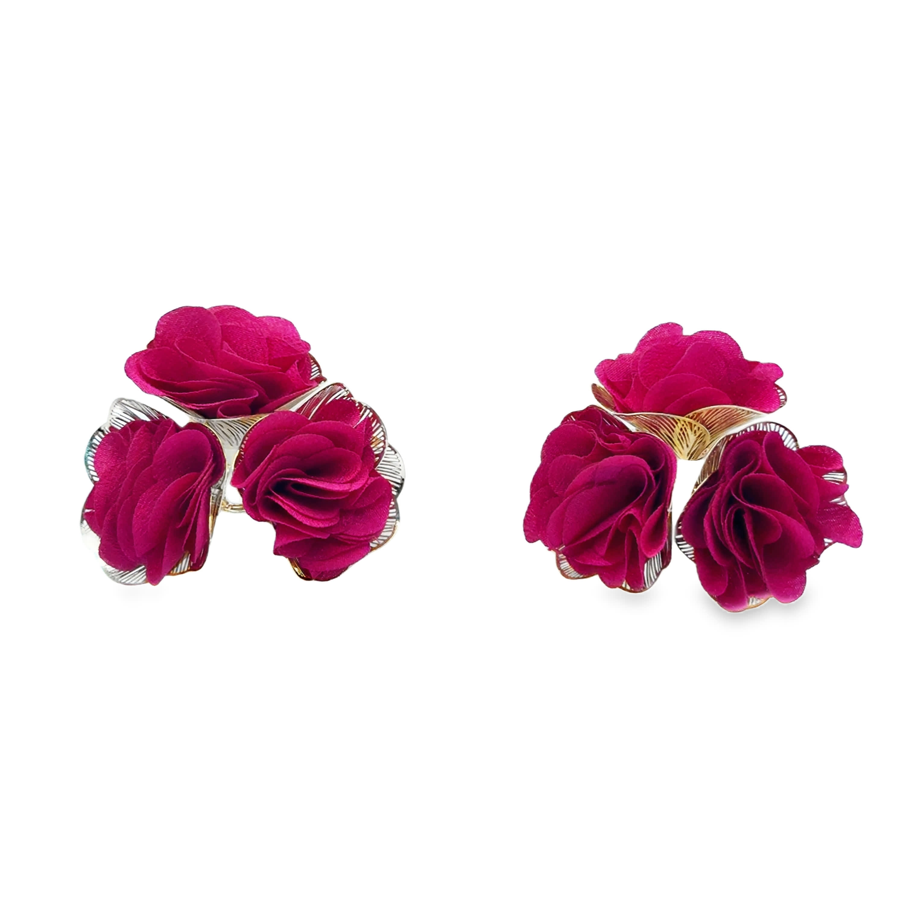 Kolczyki w kształcie złoconych kwiatów z kwiatami z materiału