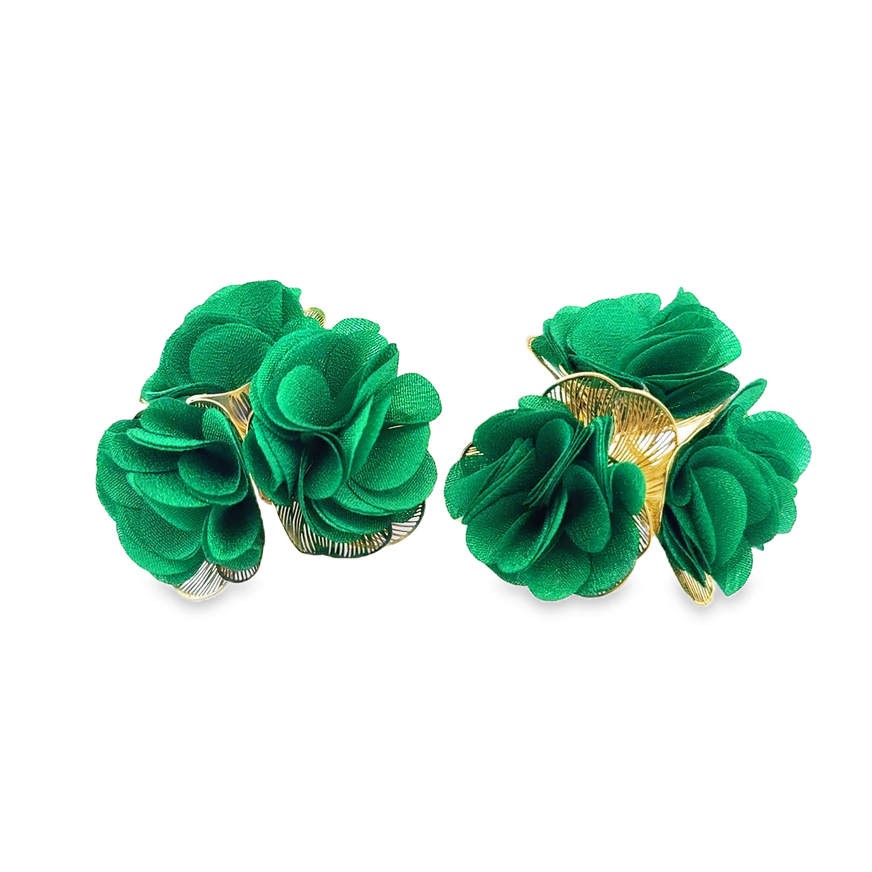 Zielone kolczyki z motywem kwiatowym i złotymi akcentami