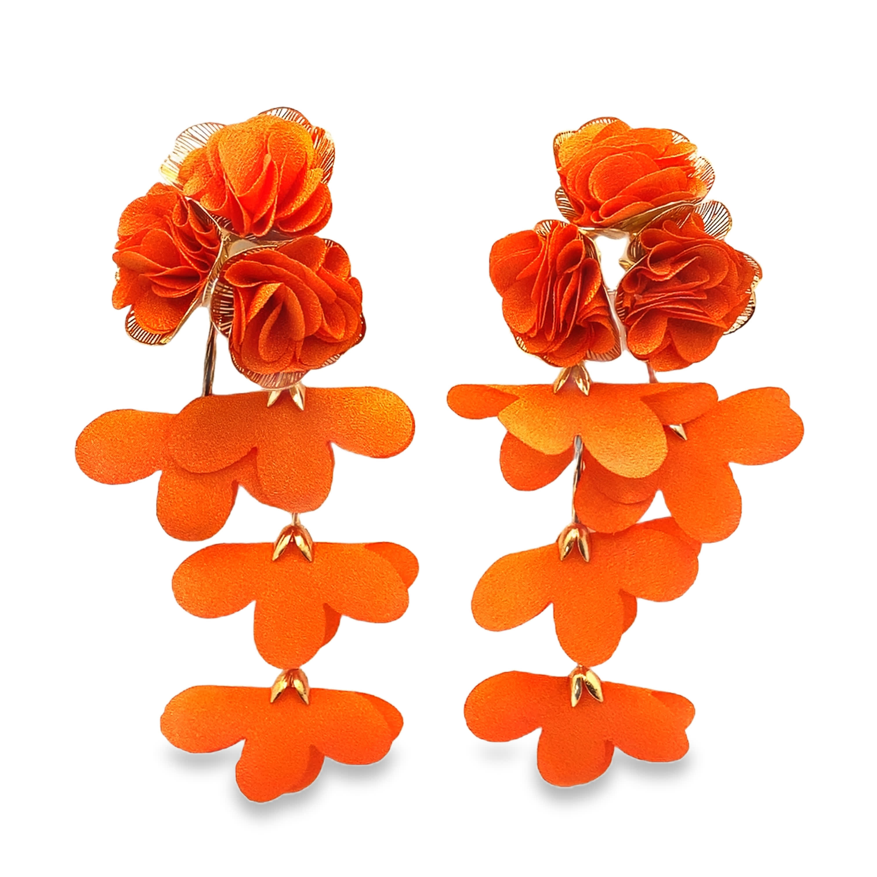 Żywe, kwiatowe kolczyki z wiszącą kaskadą w wykończeniu z żółtego złota