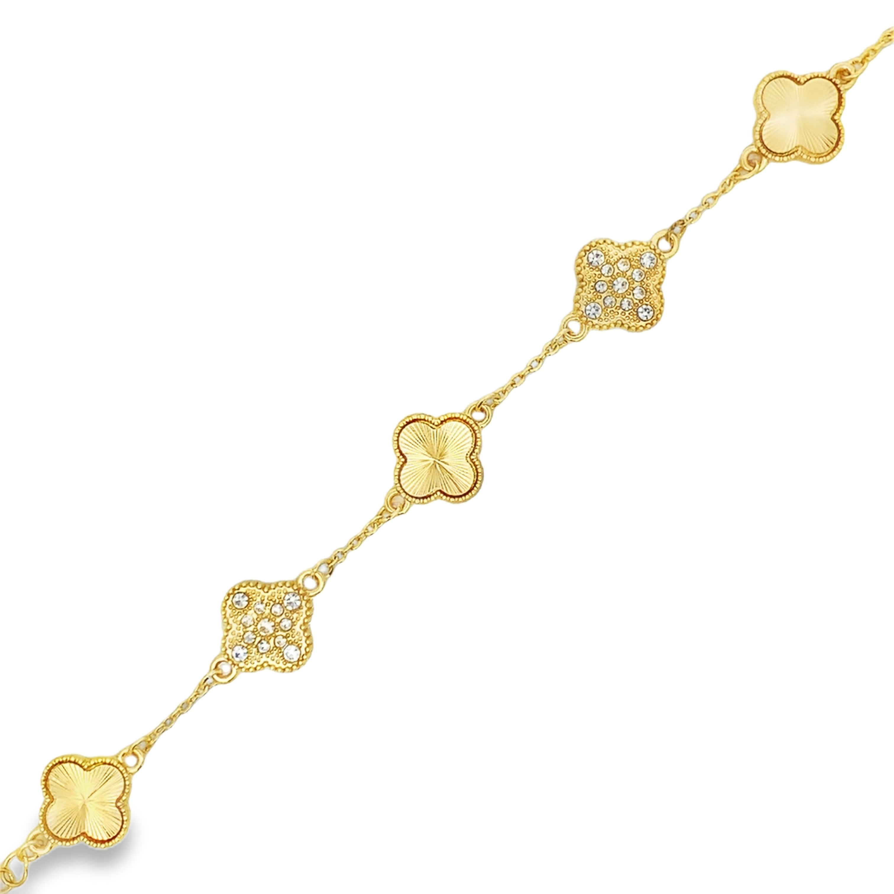 Bransoletka łańcuszkowa z pozłacanego metalu z zawieszkami koniczynek z cyrkoniami