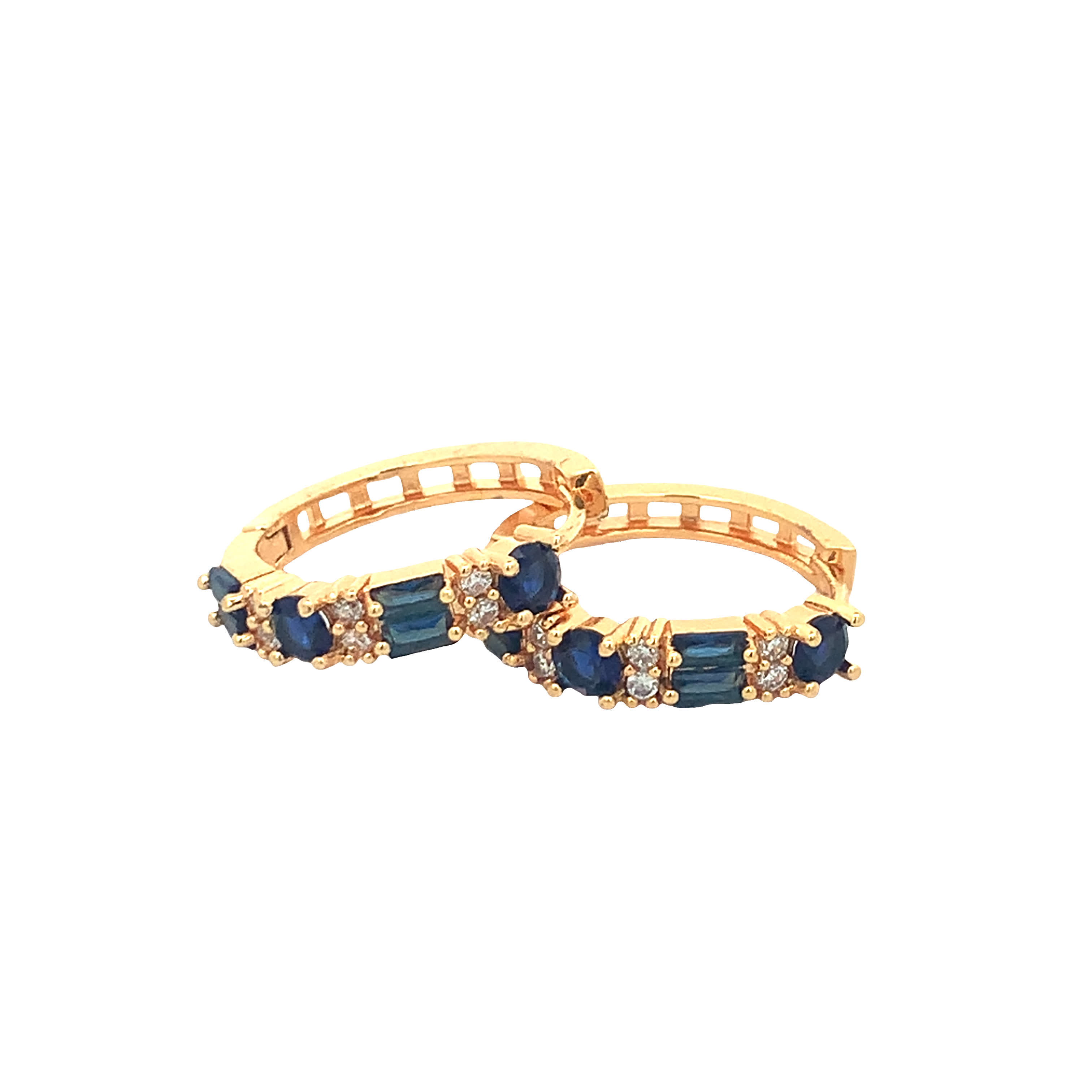 Kolczyki koła w kolorze żółtego złota z kamieniami szafirowymi o głębokim błękicie