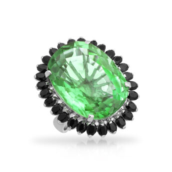 Pierścionek ozdobiony dużym zielonym topazem i szafirami srebrny