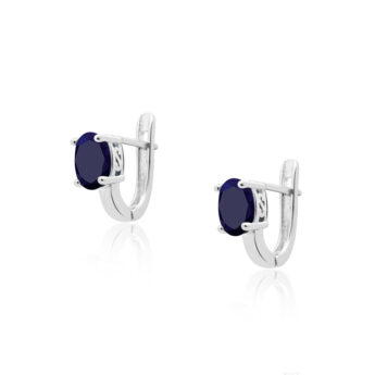 Kolczyki srebrne ozdobione szafirami w ażurowej oprawie