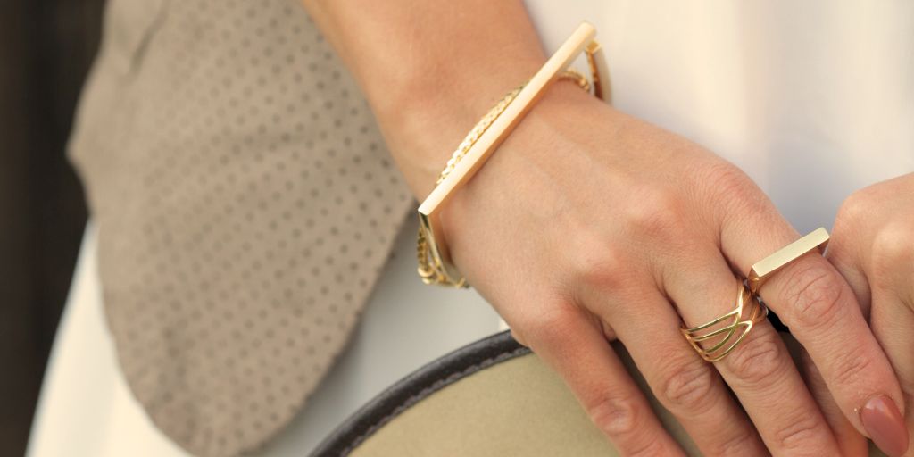 zlota bizuteria minimalistyczna na dloni