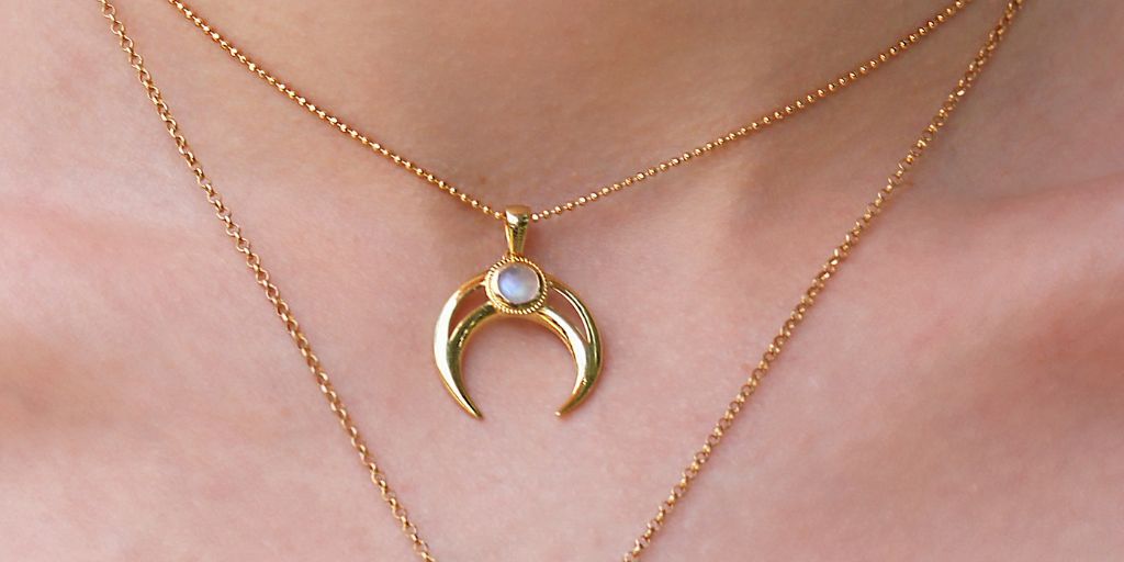 zawieszka z kamieniem ksiezycowym w ksztalcie ksiezyca talizman