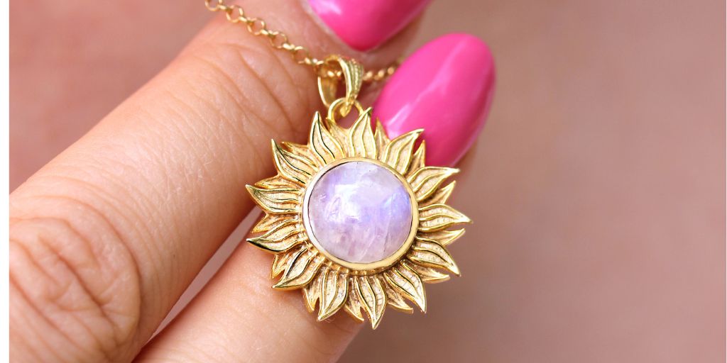 talizman z kamieniem ksiezycowym wlasciwosci slonce