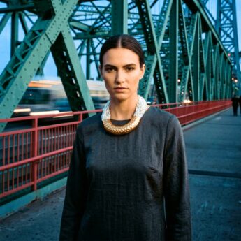 Naszyjnik wielorzędowy perły i młotkowany duży element – stal szlachetna