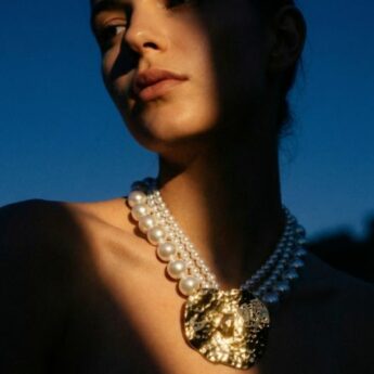 Naszyjnik z perłami i młotkowaną zawieszką – stal szlachetna